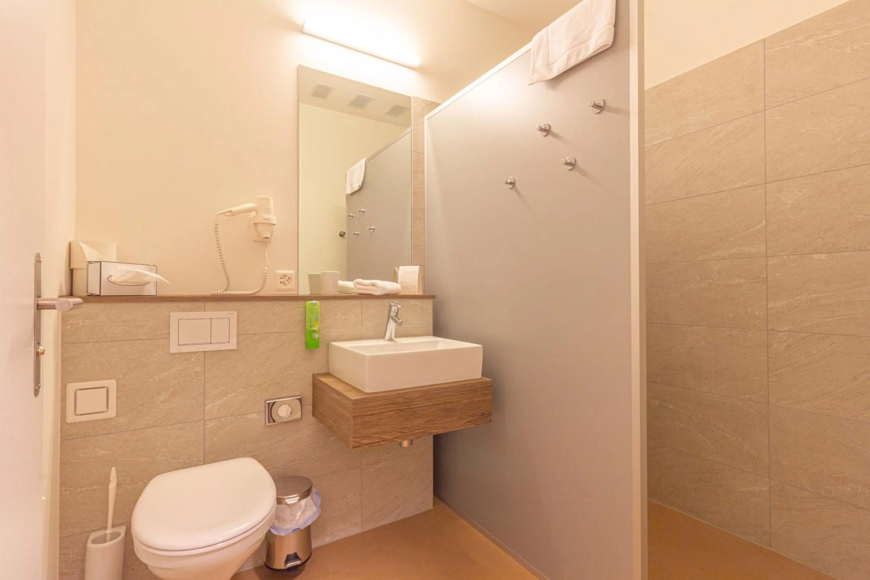 Shower in B&B Hotel Peter und Paul