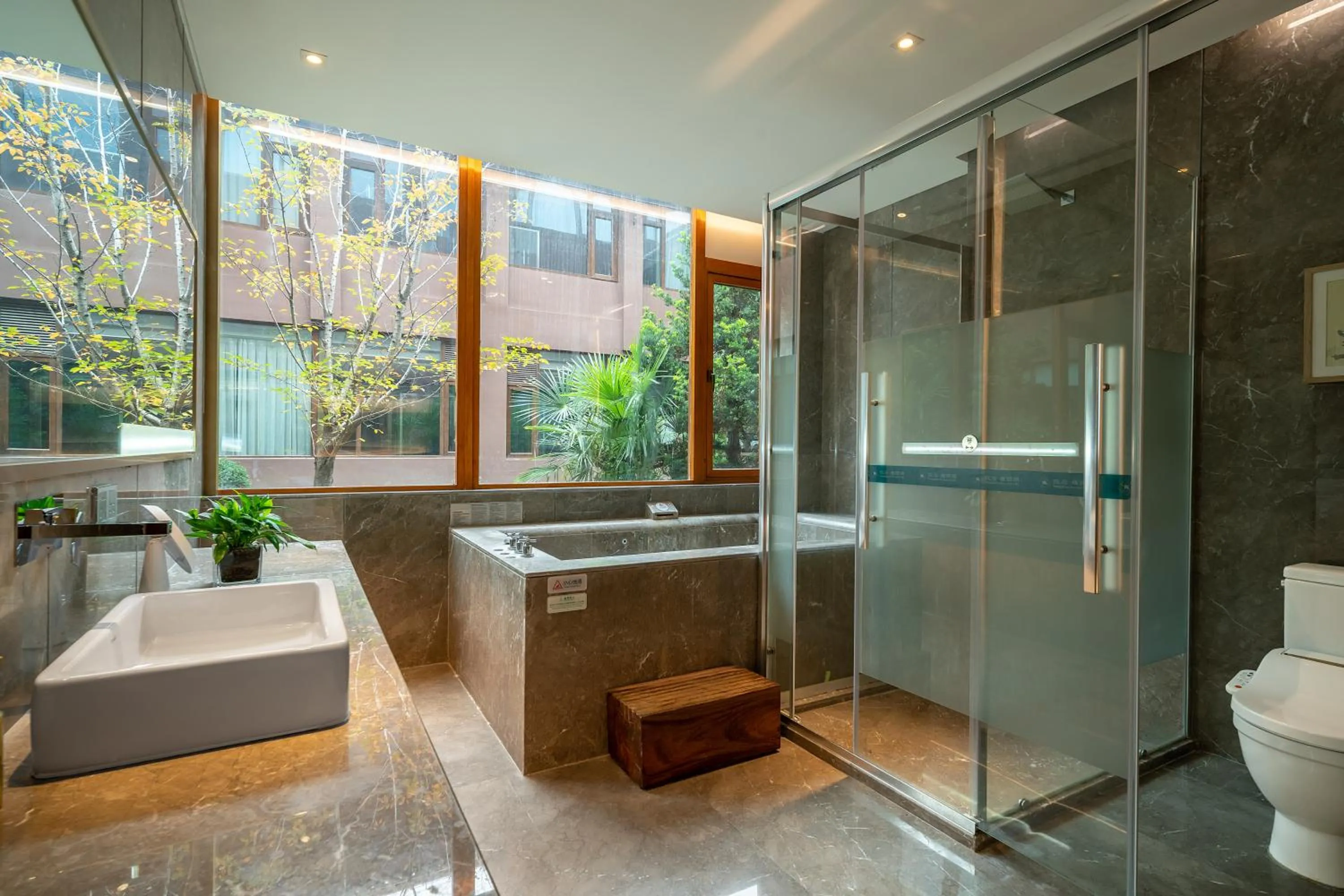 Budget Twin Room in Yangzhou Seclusive Life Hot Spring Resort