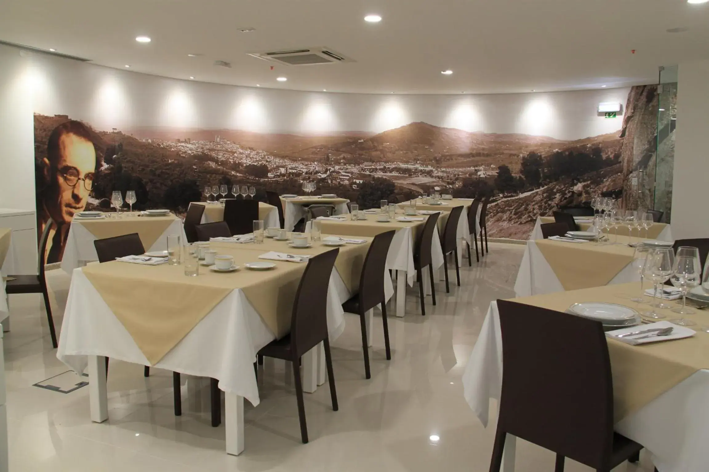 Restaurant/places to eat in Hotel José Régio Restaurant/places to eat in Hotel José Régio