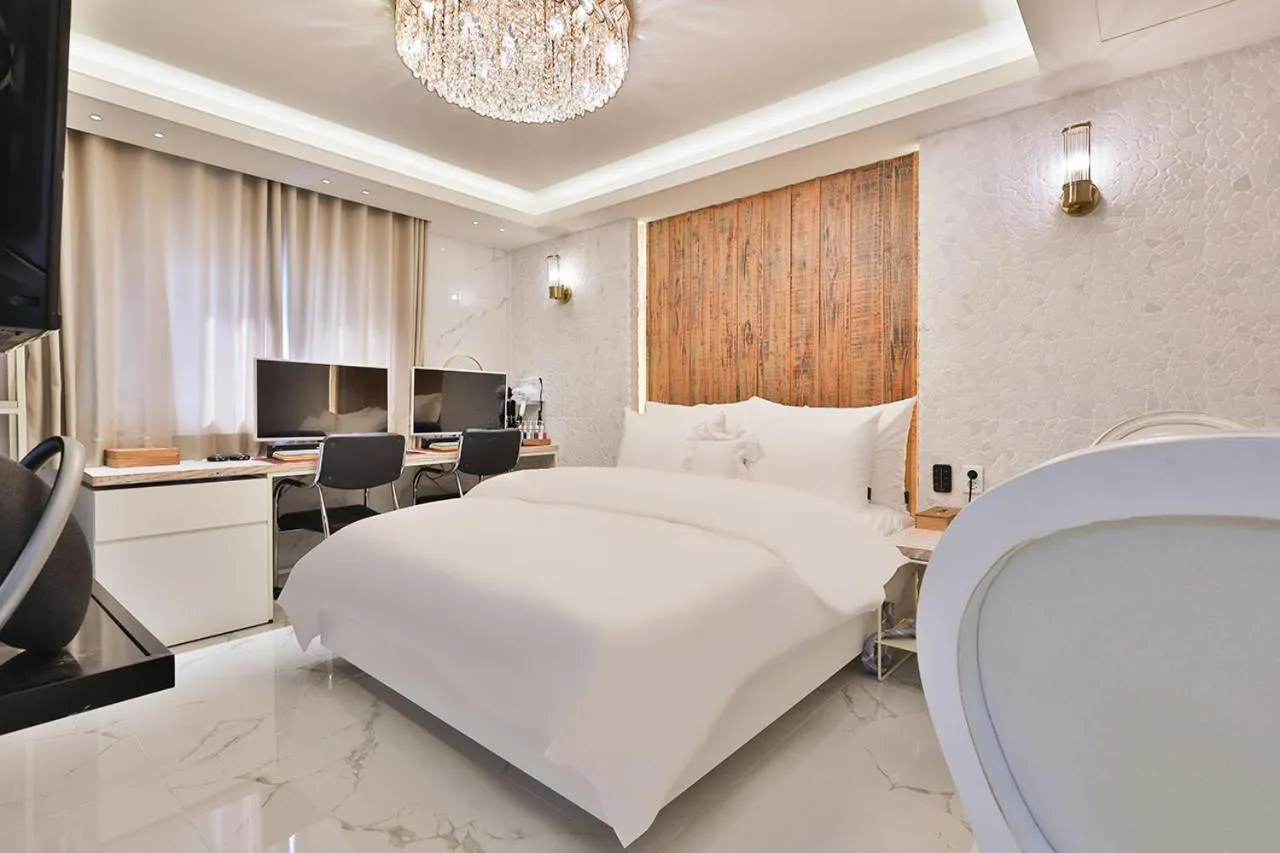 Bedroom, Bed in February, Riverside Hotel Gyeongsan