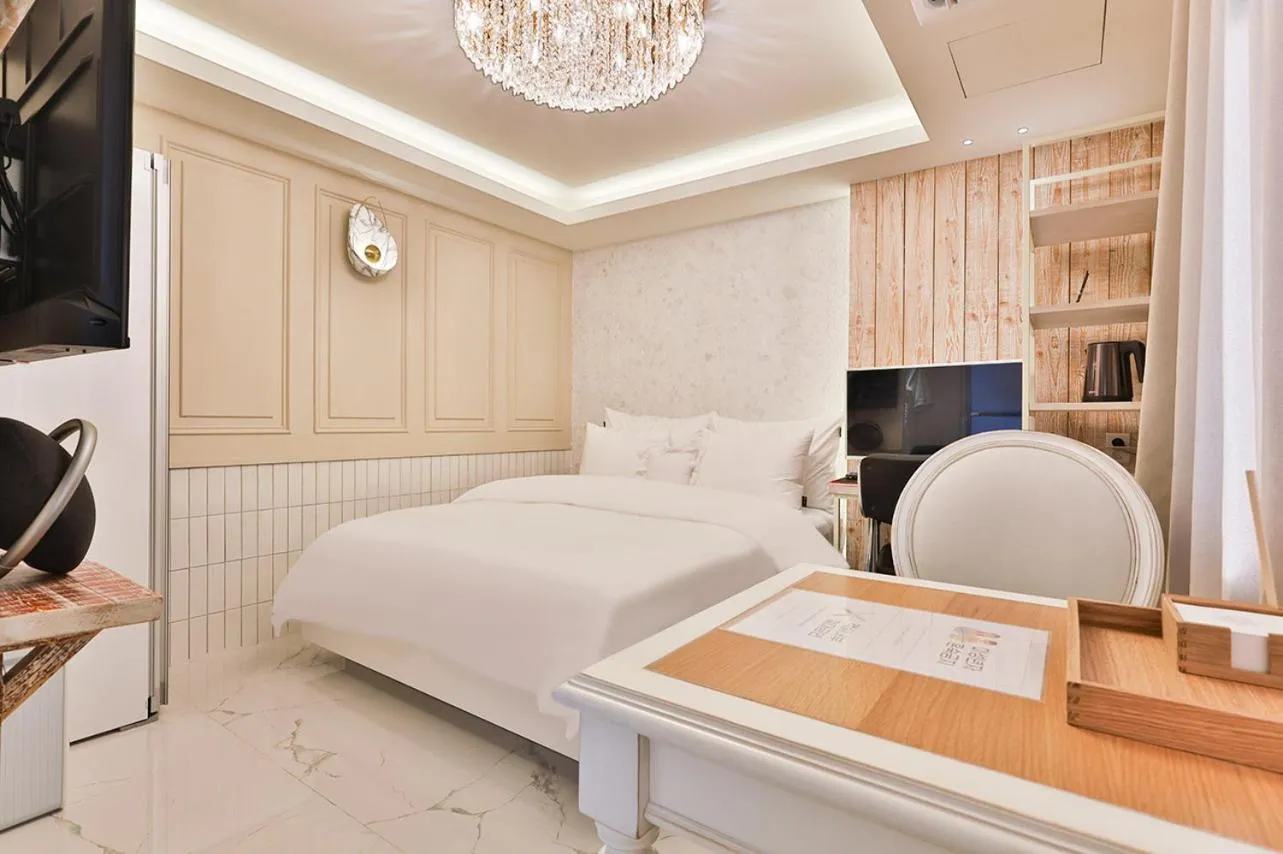 Decorative detail, Bed in February, Riverside Hotel Gyeongsan