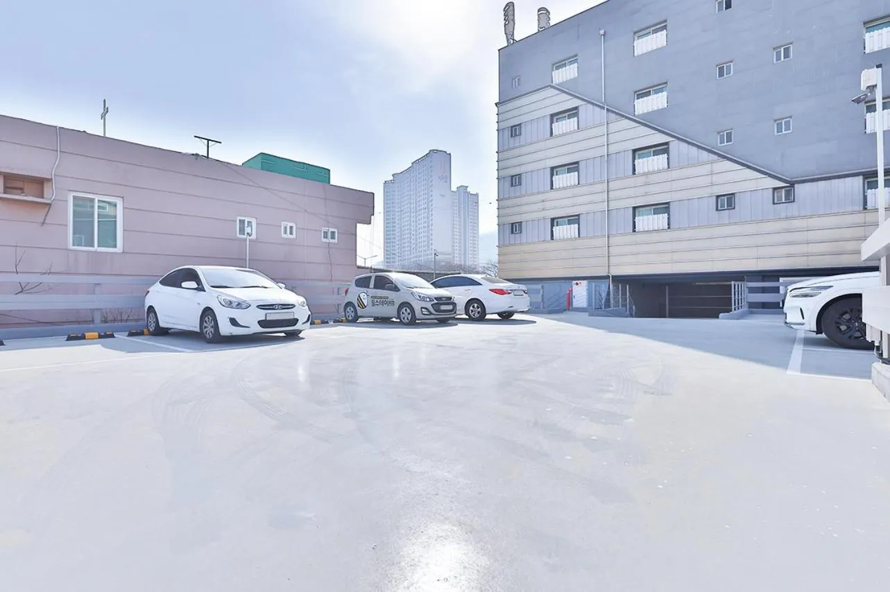 Parking in February, Riverside Hotel Gyeongsan