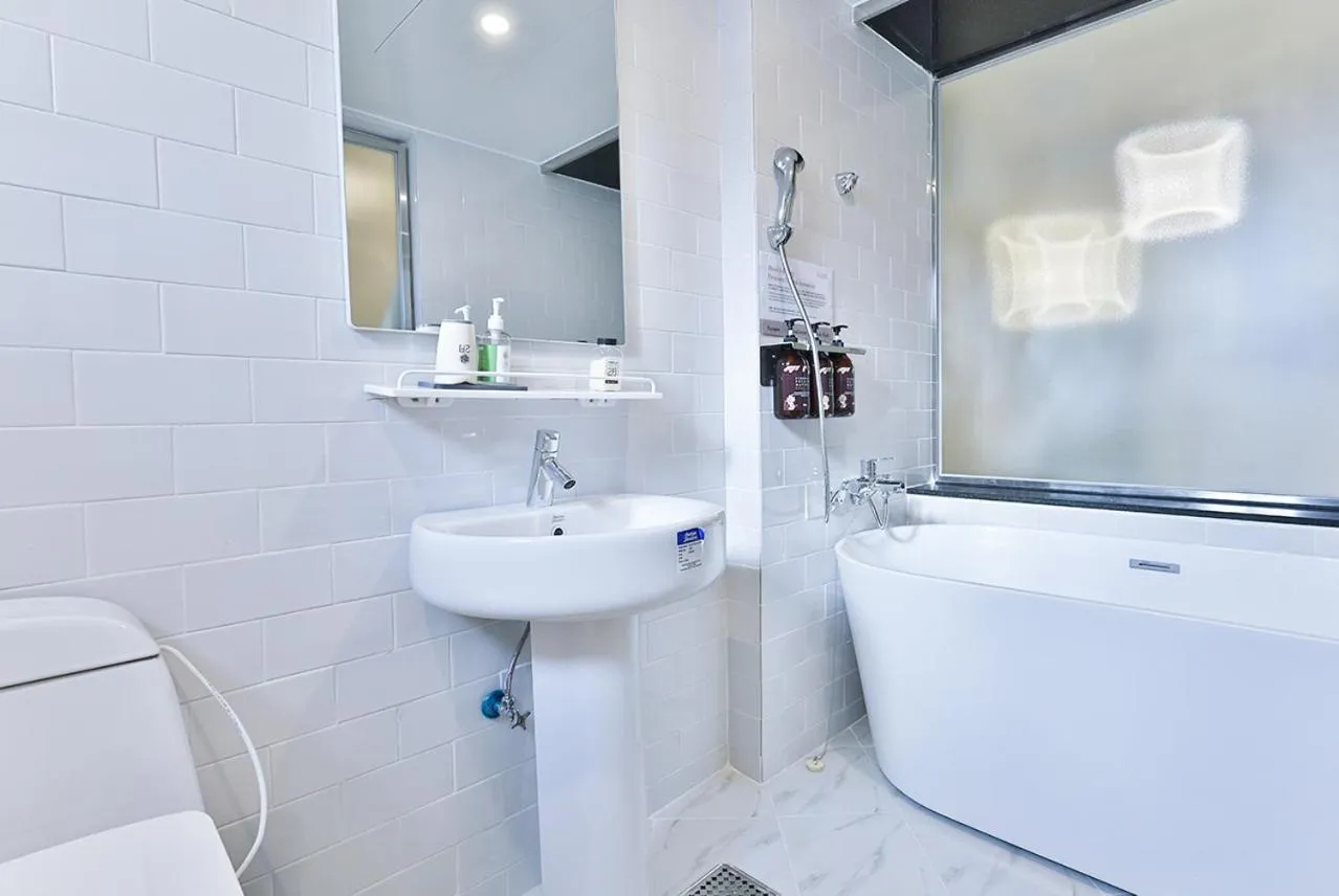 Bathroom in February, Riverside Hotel Gyeongsan