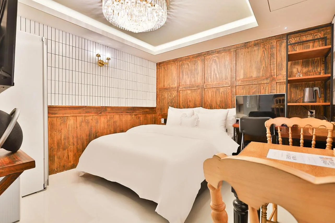 Decorative detail, Bed in February, Riverside Hotel Gyeongsan