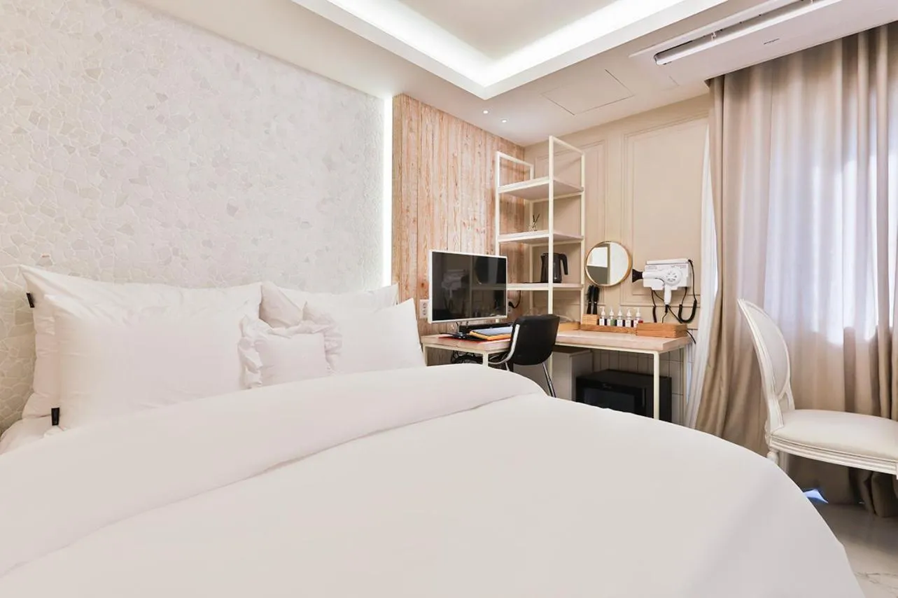 Decorative detail, Bed in February, Riverside Hotel Gyeongsan