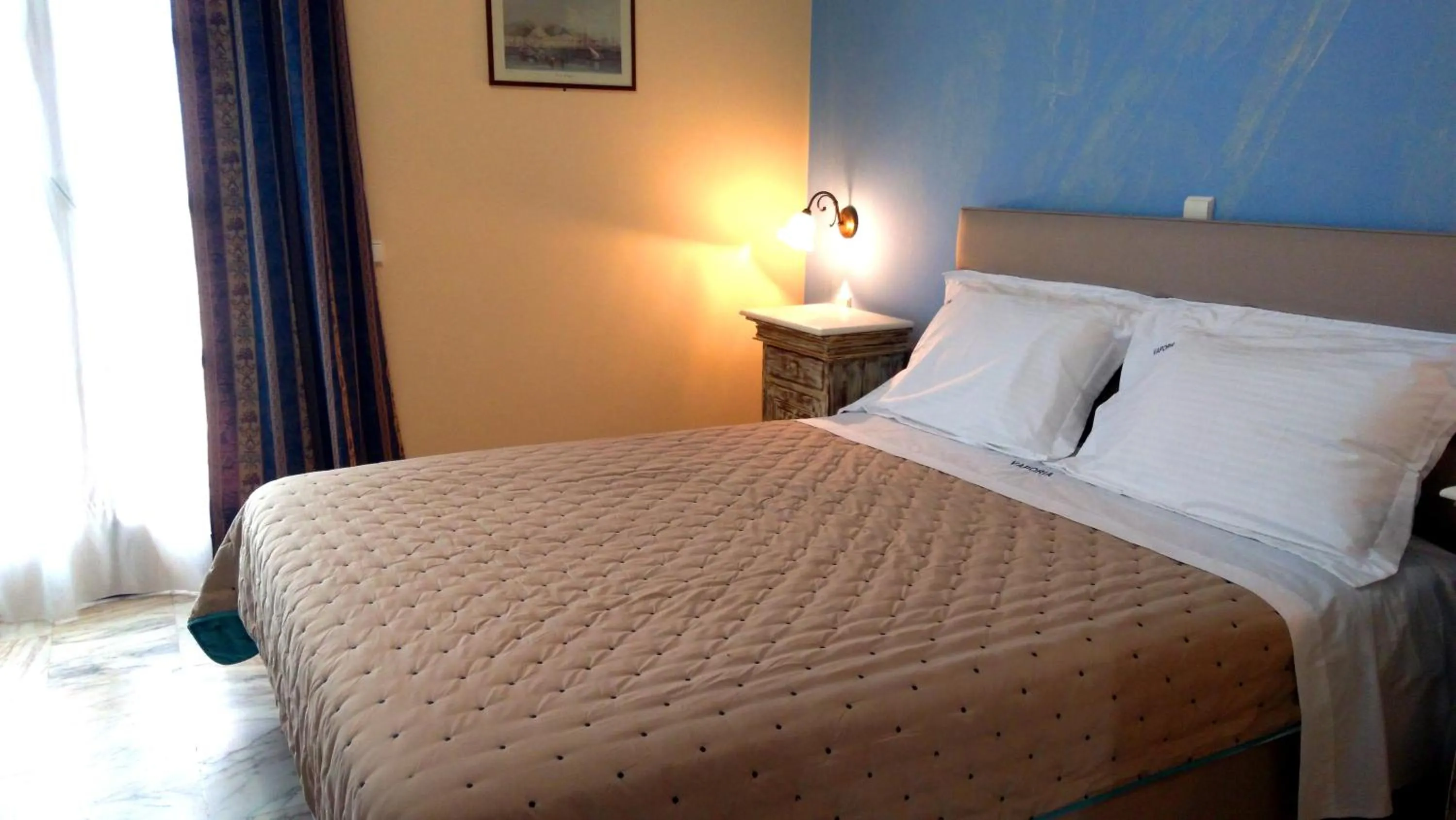 Photo of the whole room, Bed in Vaporia