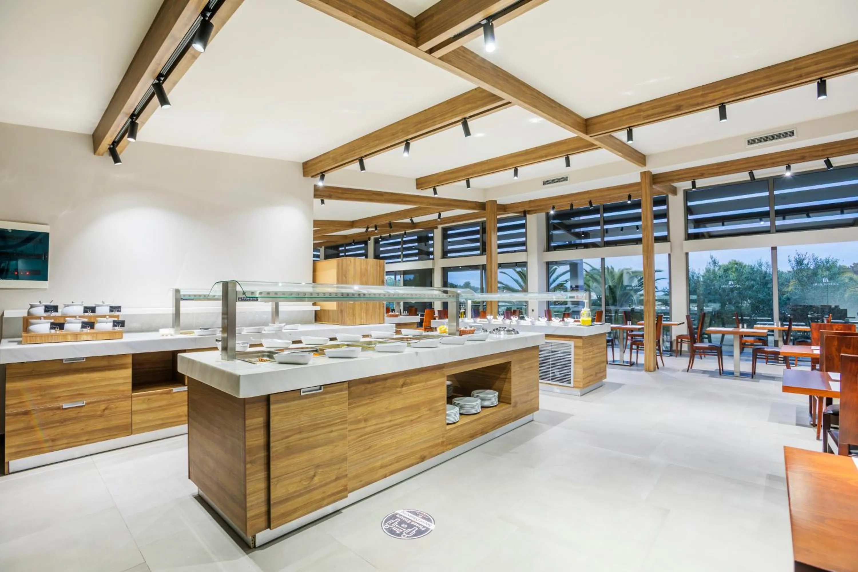 Restaurant/places to eat in Iris Hotel