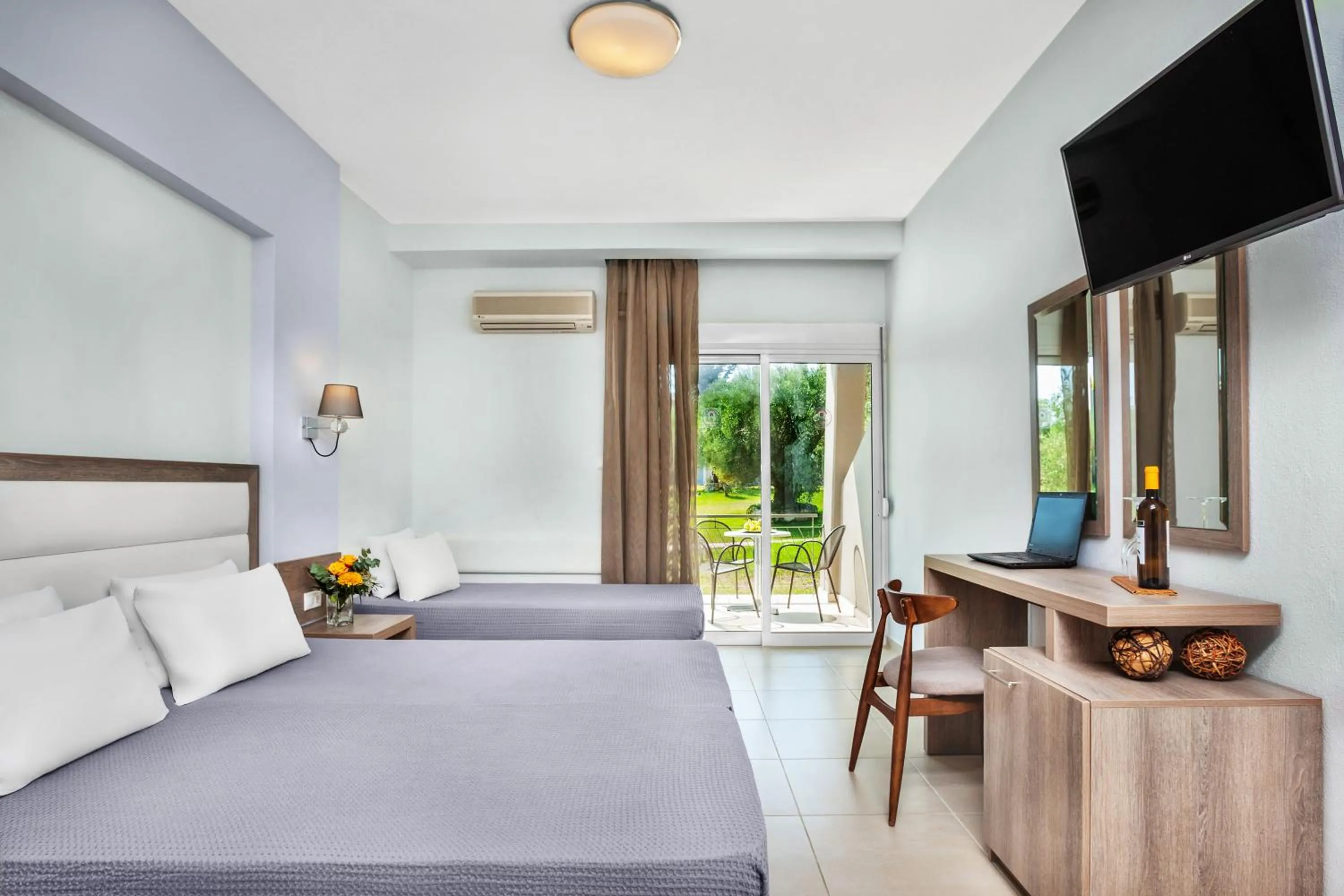 Bedroom, Bed in Iris Hotel