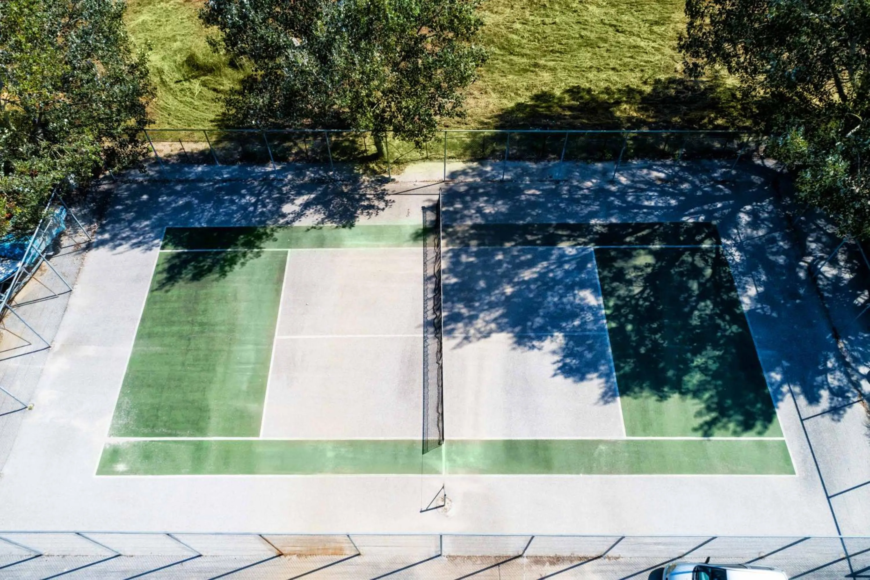 Tennis court in Iris Hotel