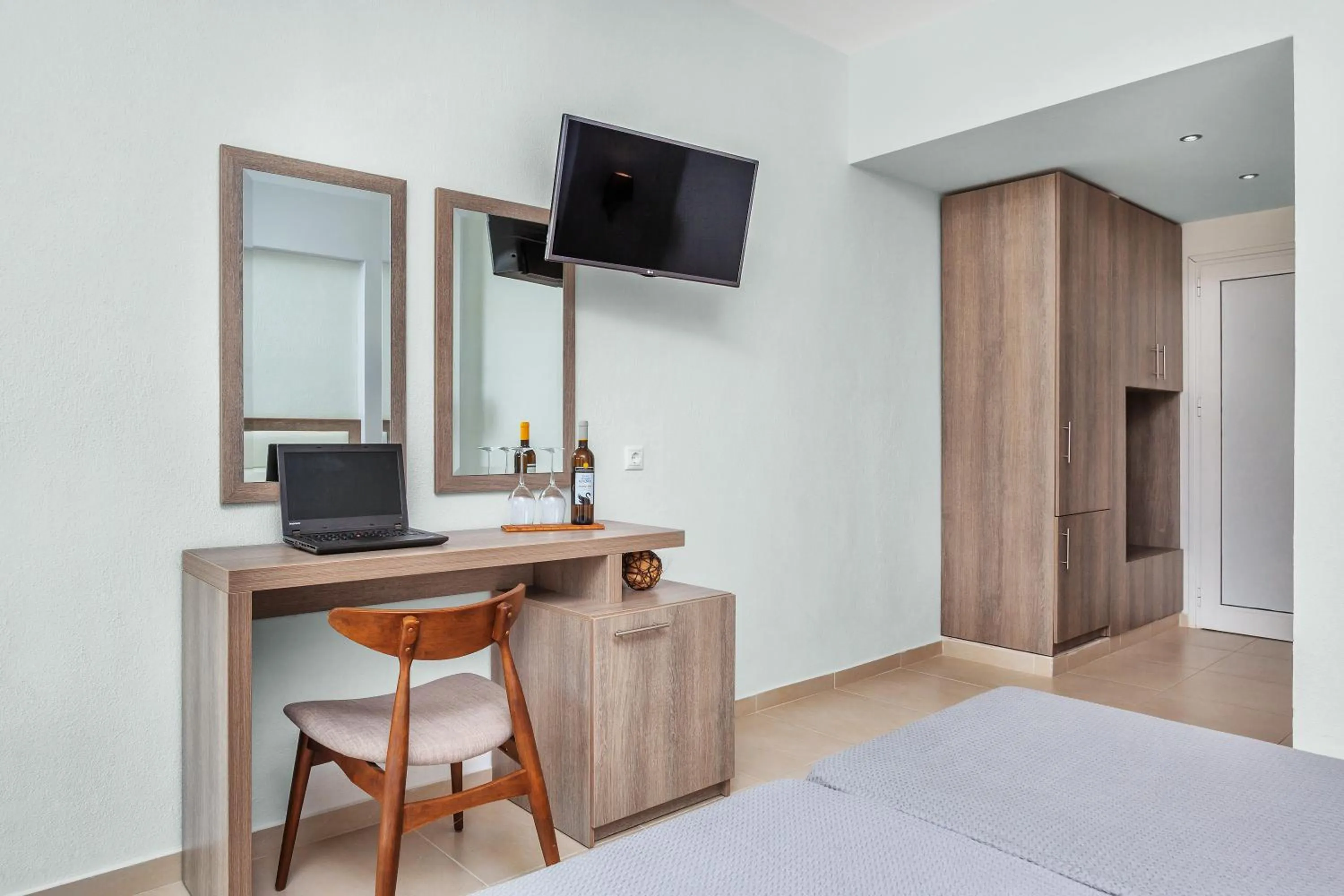 TV and multimedia, Bed in Iris Hotel