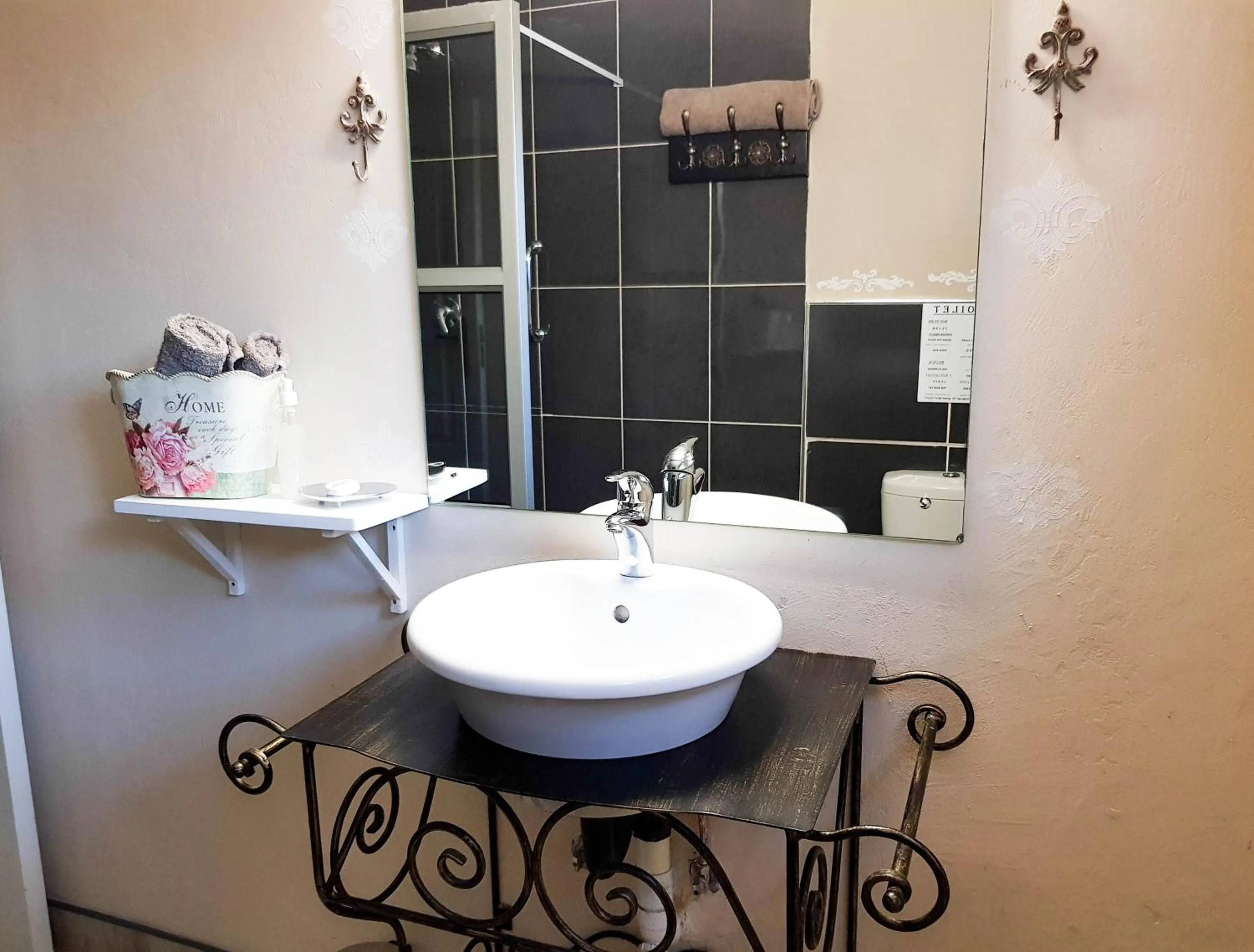 Bathroom in Dormio Manor Guest Lodge