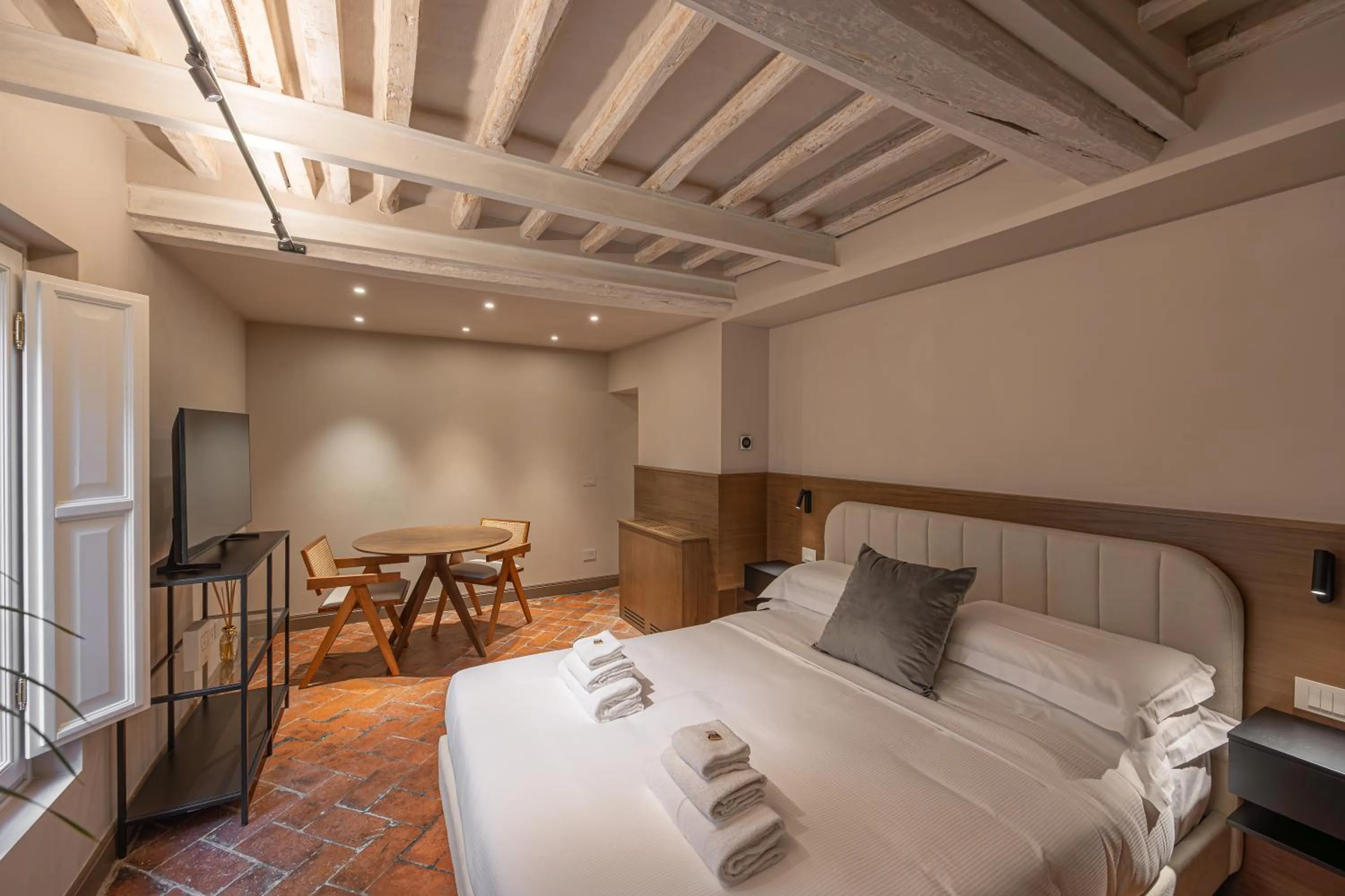 Photo of the whole room, Bed in Maggio Living