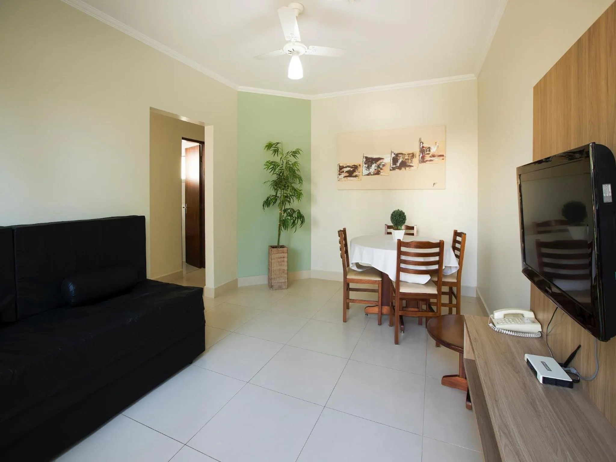 Communal lounge/ TV room in Vinhedo Plaza Hotel