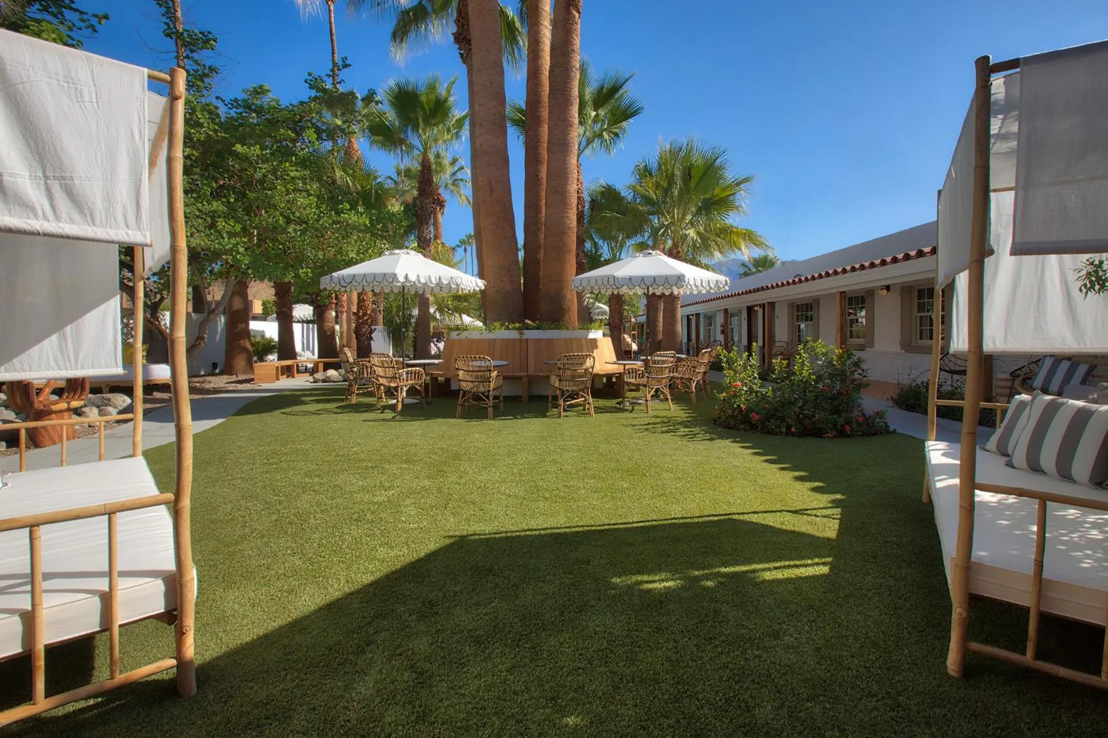 Property building in Dive Palm Springs