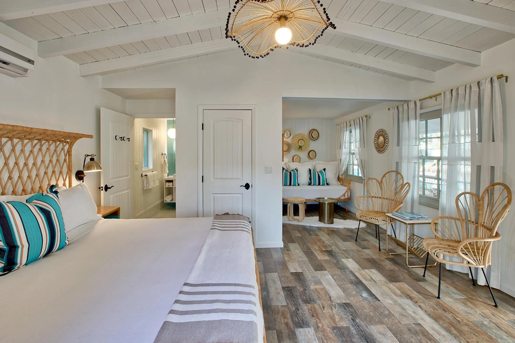 Photo of the whole room, Bed in Dive Palm Springs