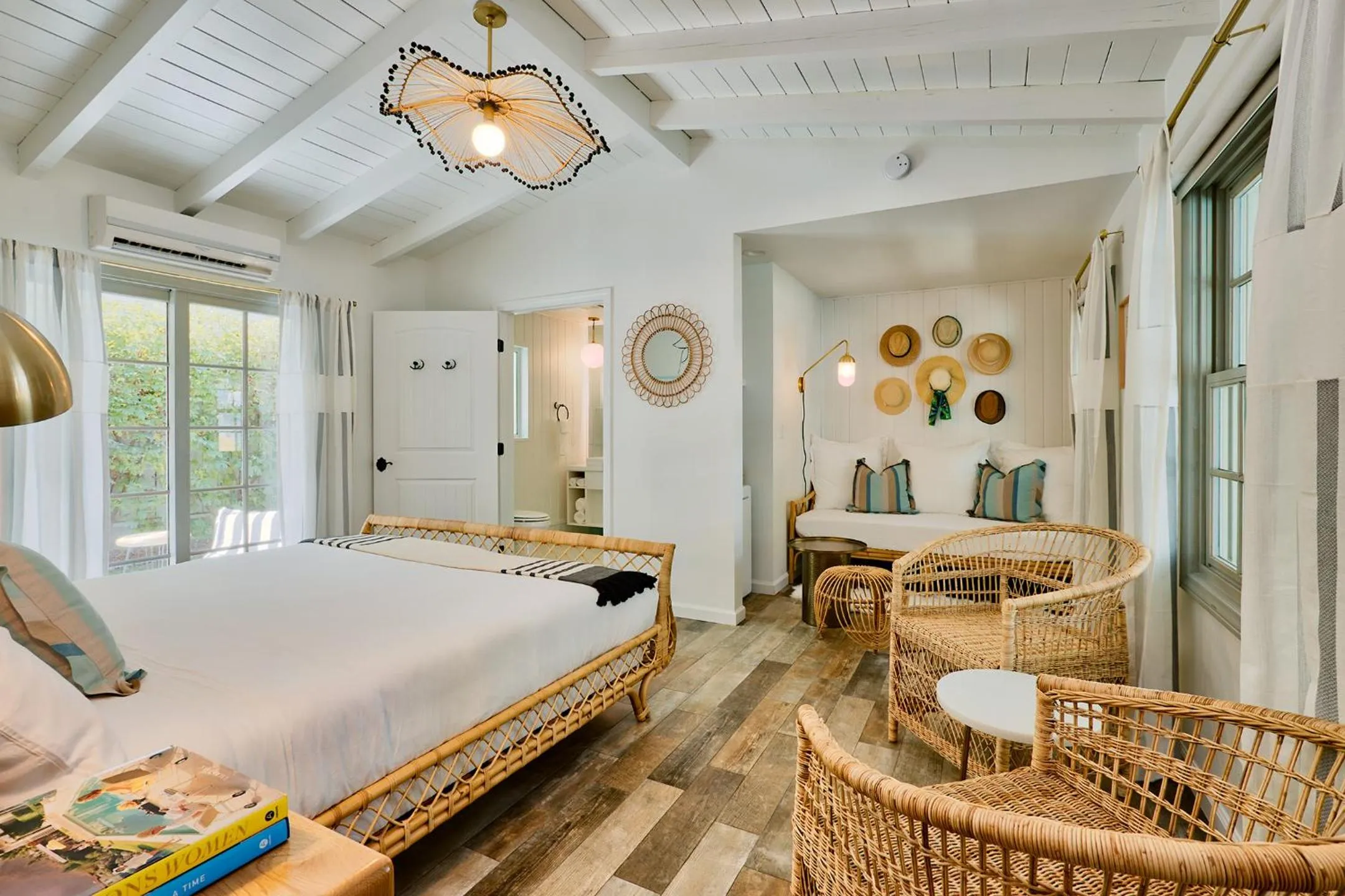 Photo of the whole room, Bed in Dive Palm Springs