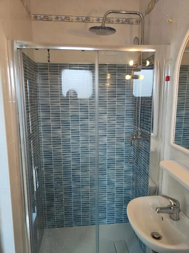 Shower in Hotel Capri