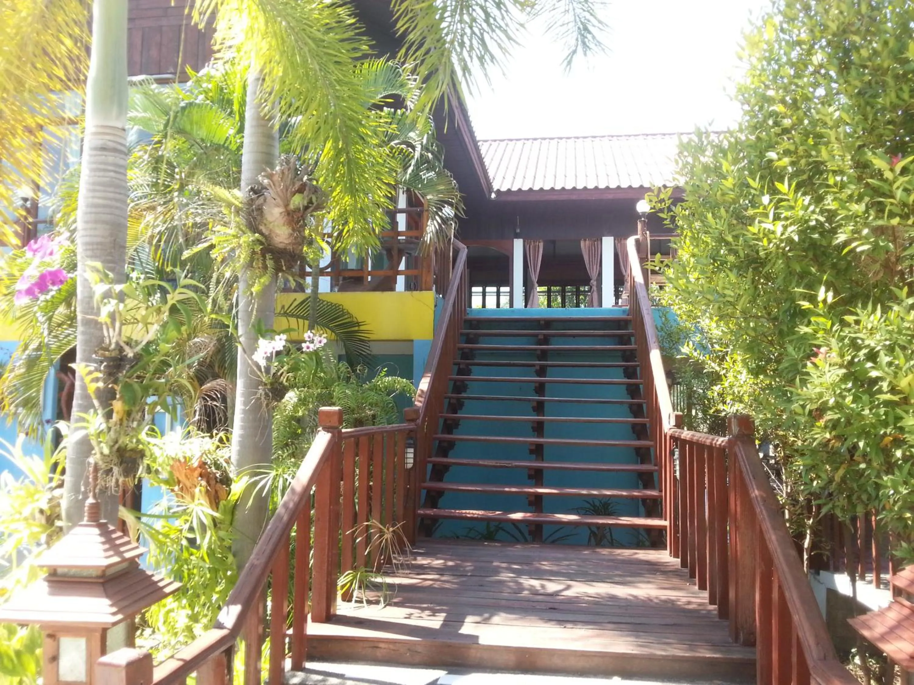 Restaurant/places to eat in Thong Paeka Hotel