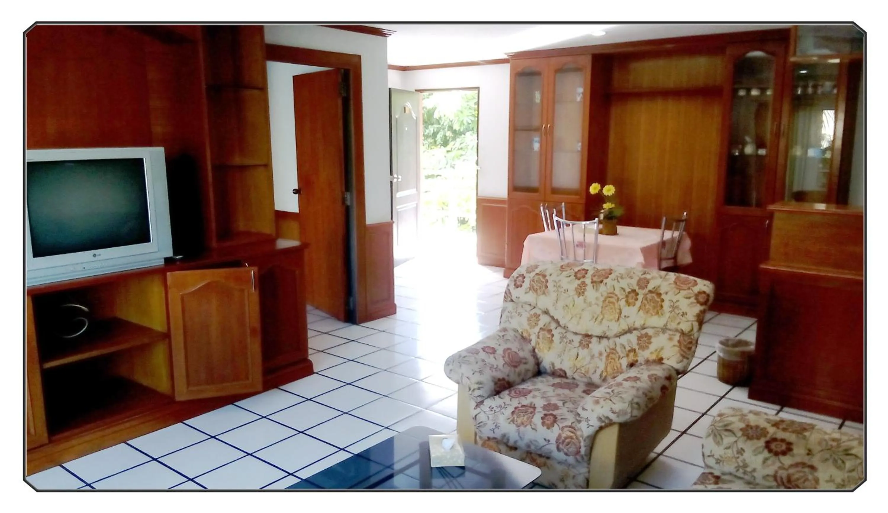 Living room in Thong Paeka Hotel