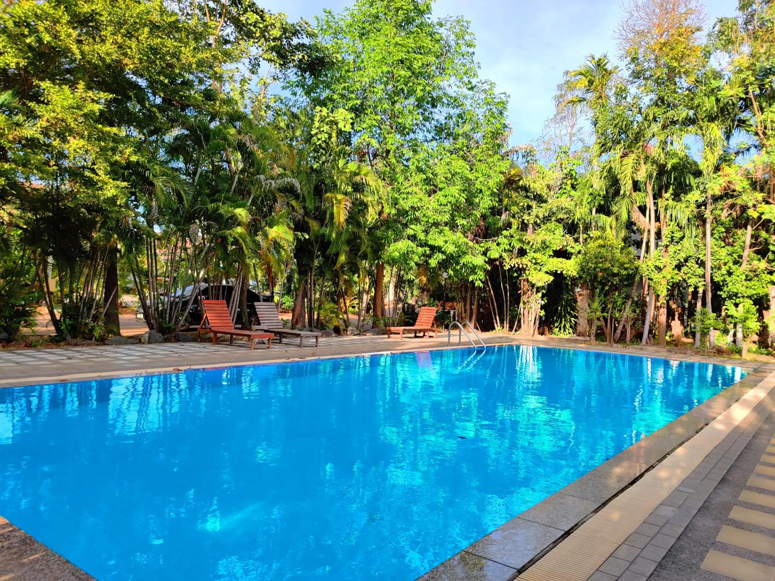 Swimming pool in Thong Paeka Hotel