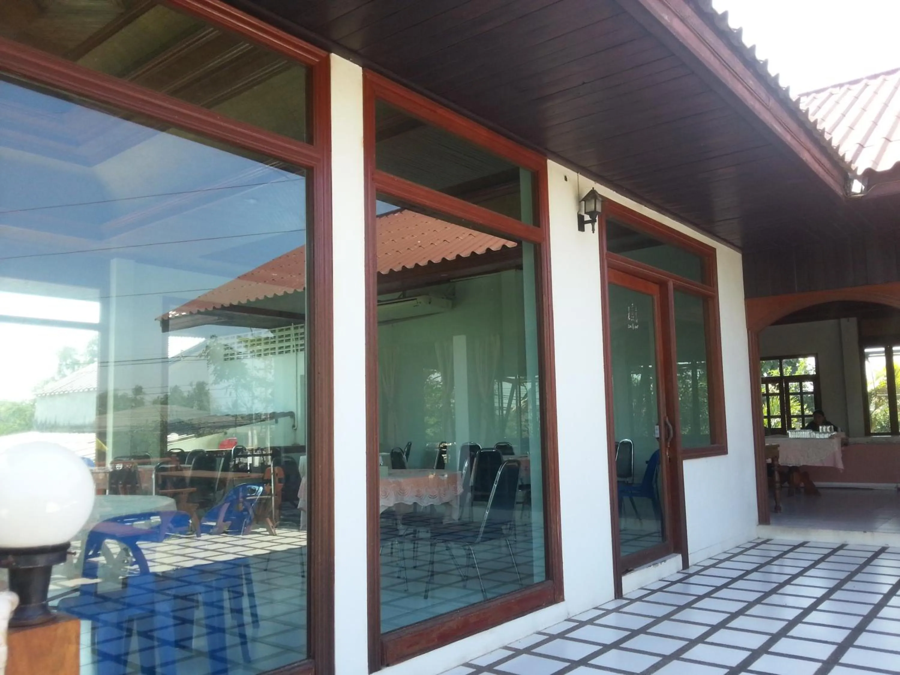 Restaurant/places to eat in Thong Paeka Hotel