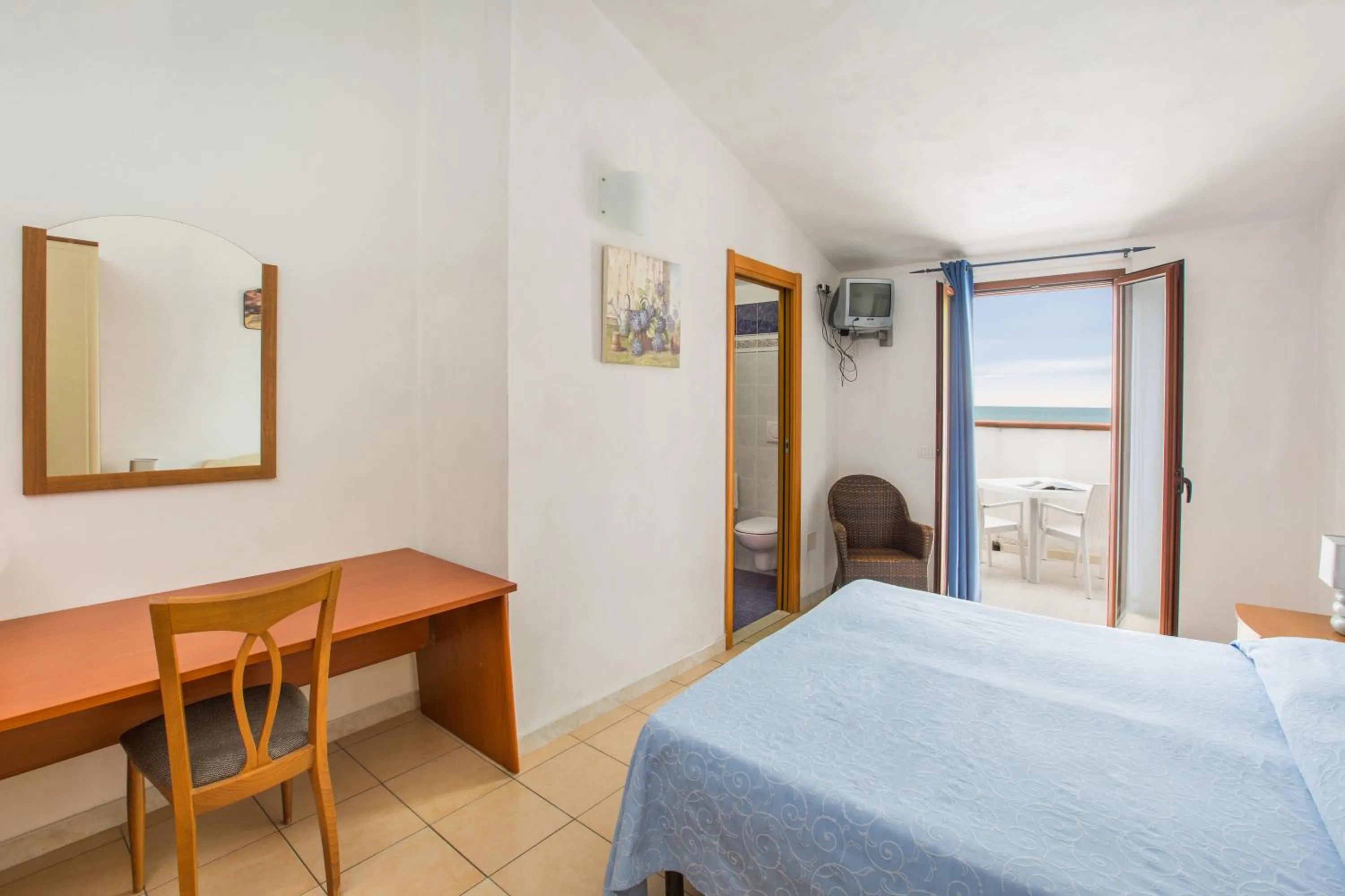Double Room with Balcony and Sea View in Albergo Labotte