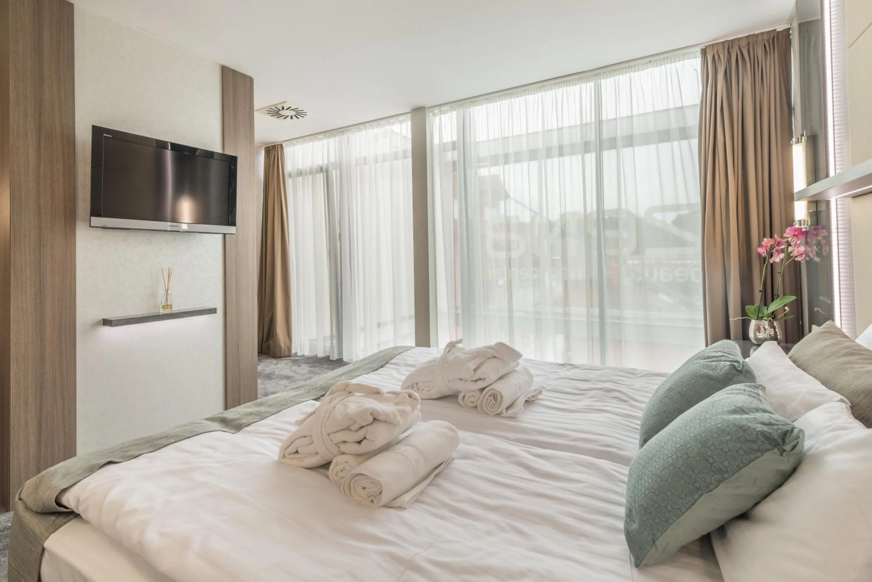 TV and multimedia, Bed in Hotel Zena Beauty & Shopping Center