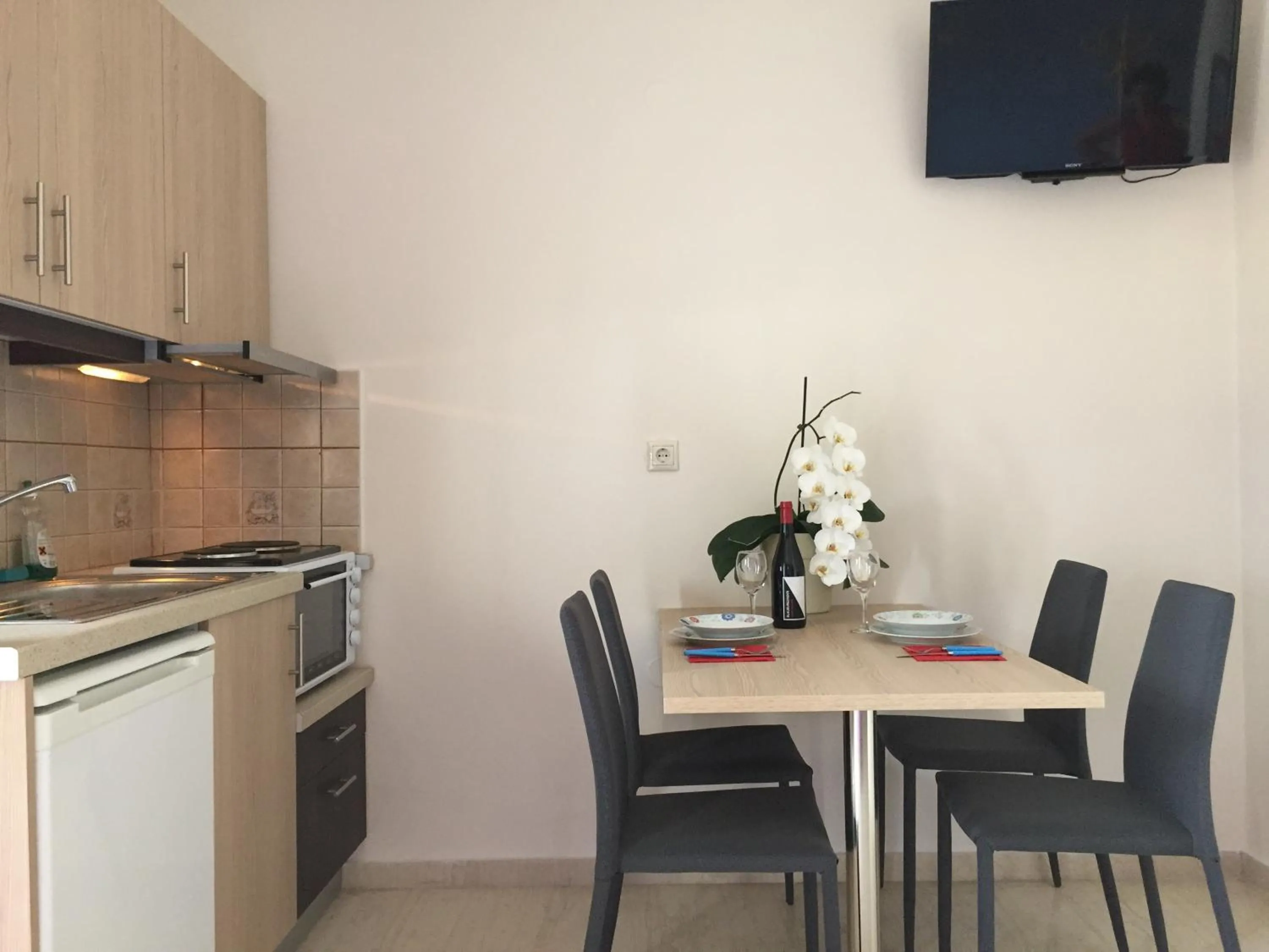 Kitchen or kitchenette in Apollon Hotel