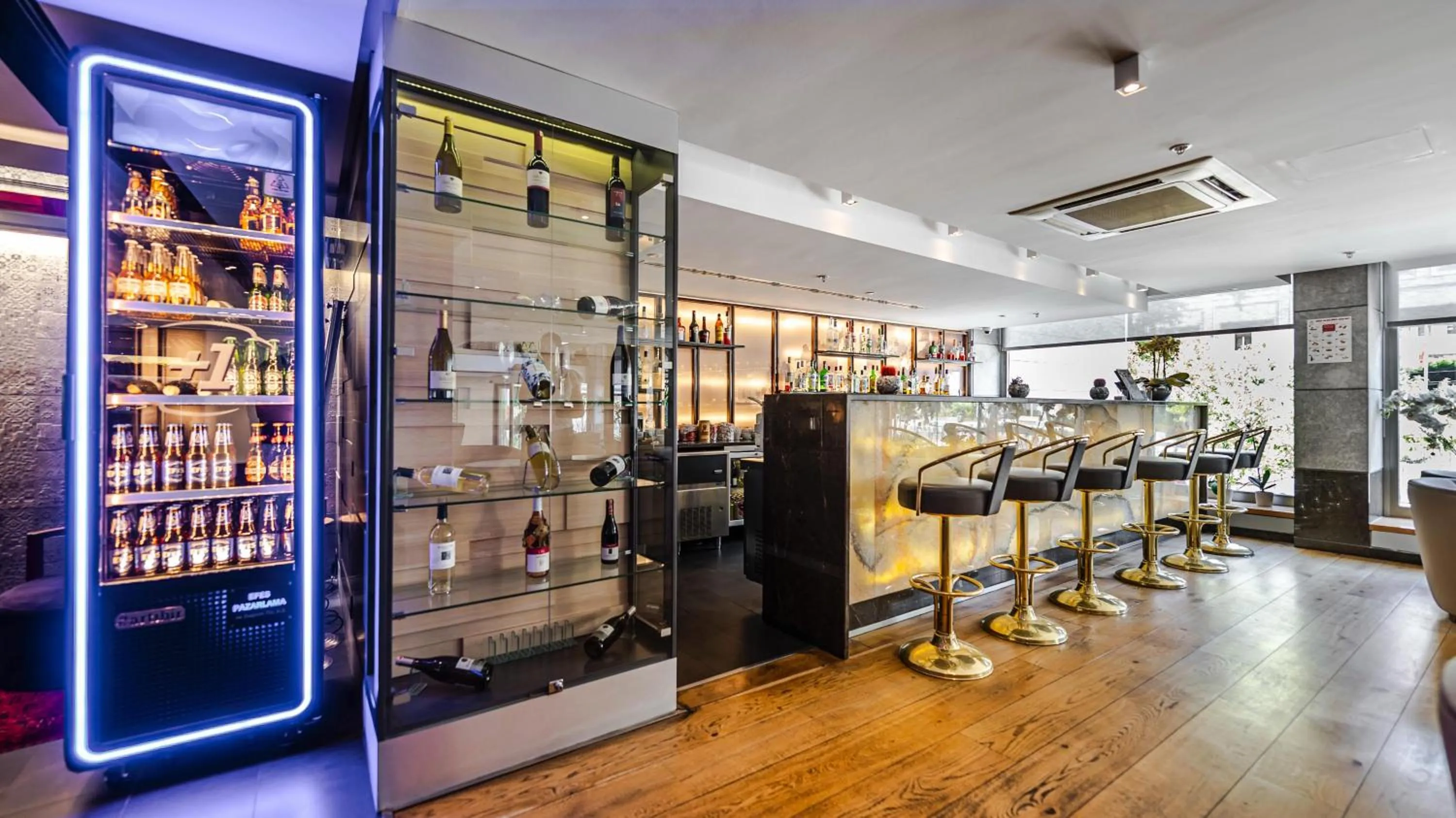 Lounge or bar in Kent Hotel