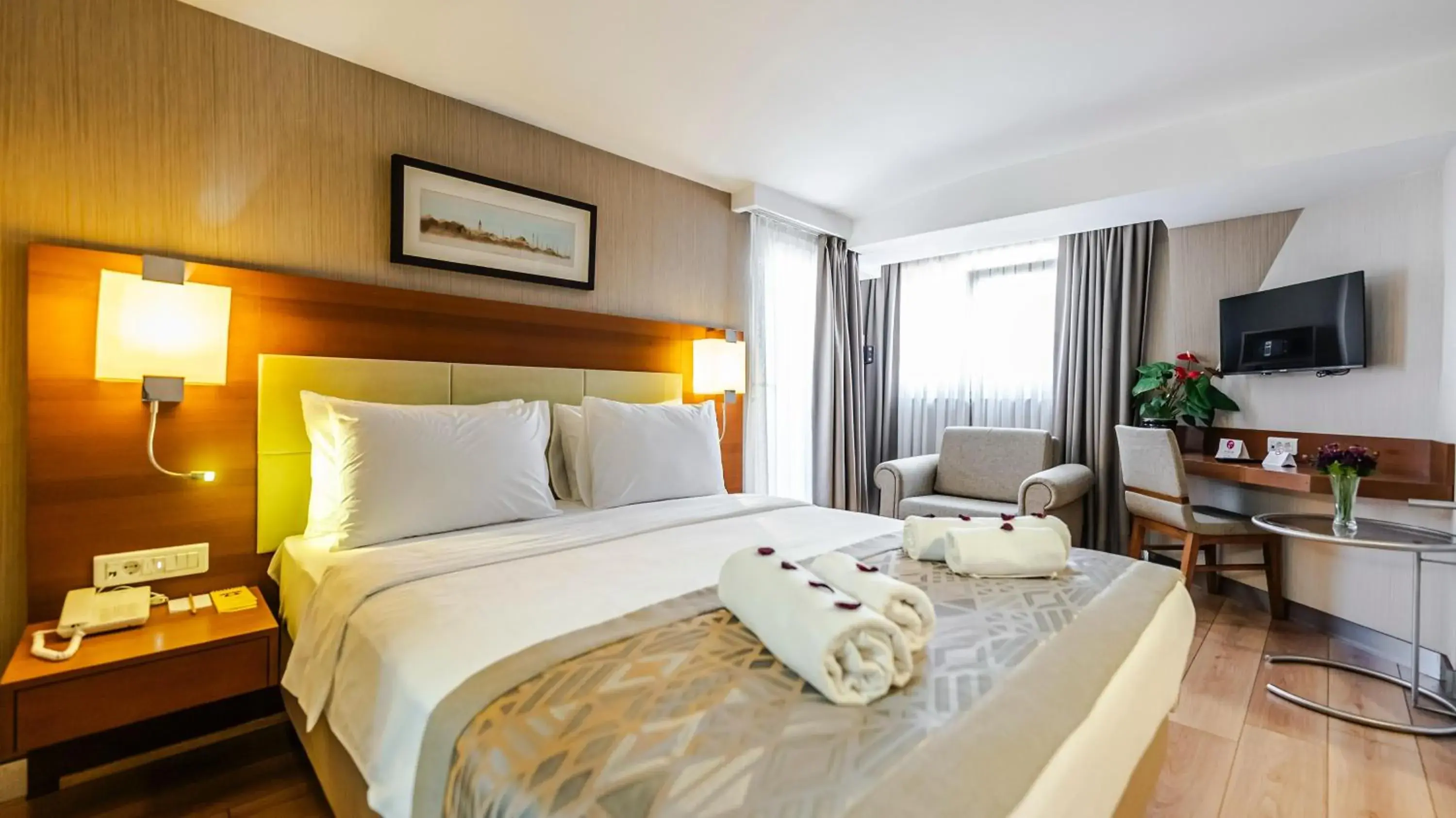 Communal lounge/ TV room, Bed in Kent Hotel Communal lounge/ TV room, Bed in Kent Hotel