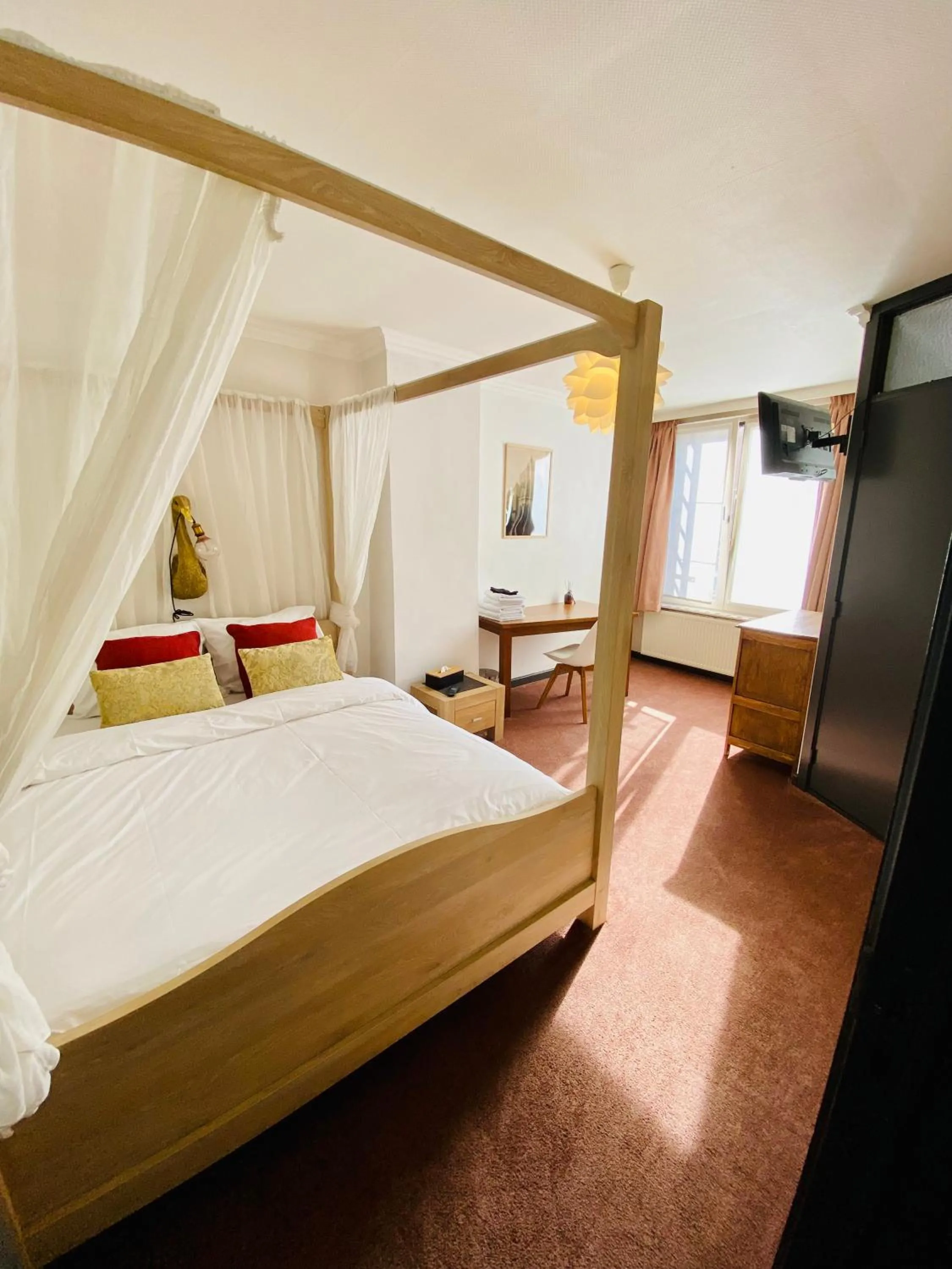 Bedroom, Bed in Tripel B