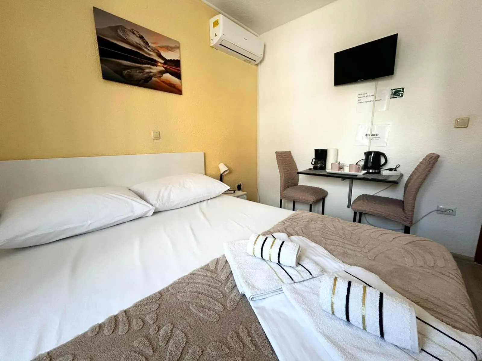 Double Room with Private Bathroom in Guest House Angela