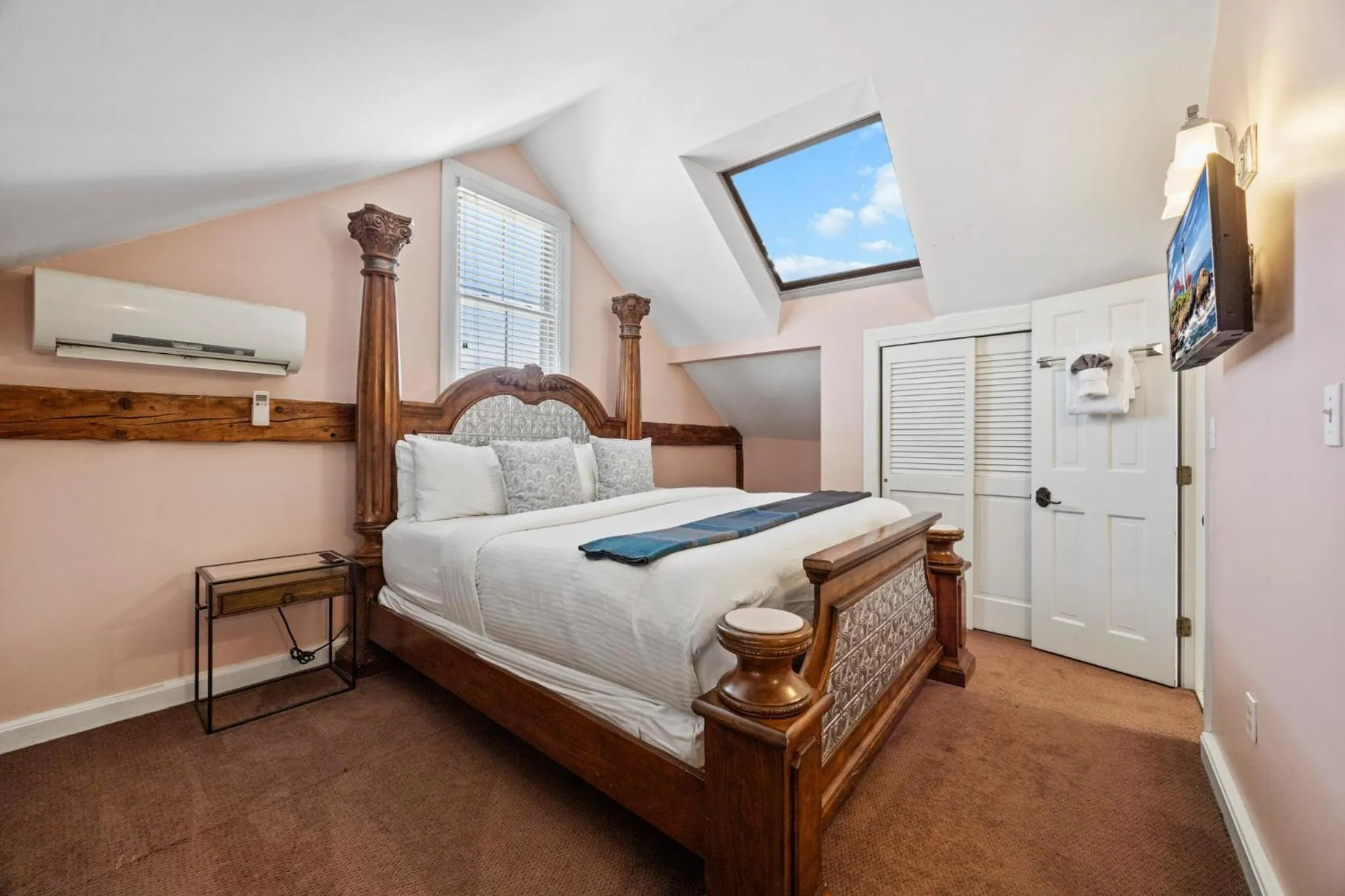 Bed in Hartstone Inn