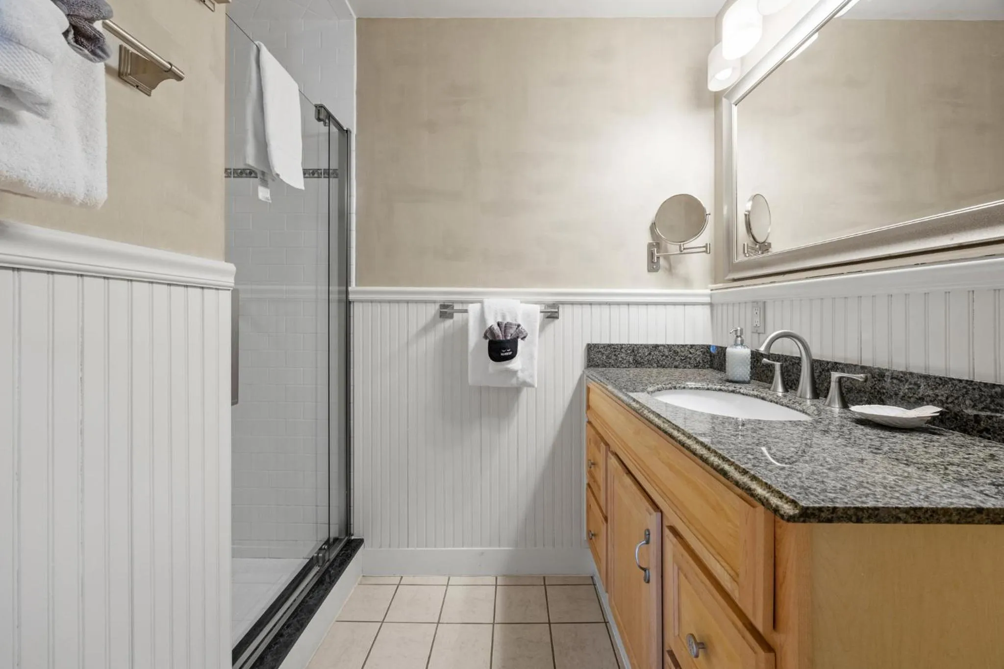 Shower in Hartstone Inn