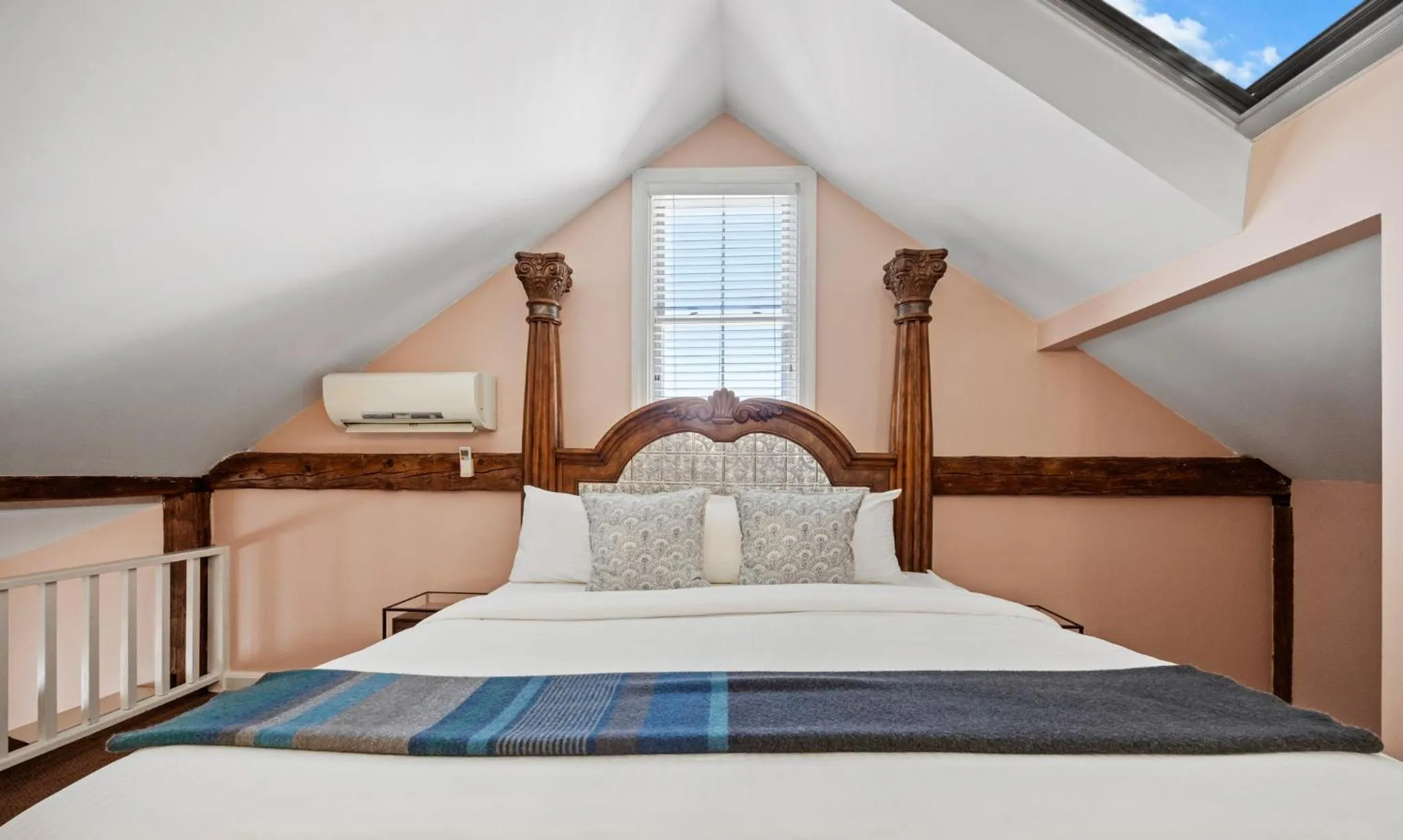 Bed in Hartstone Inn