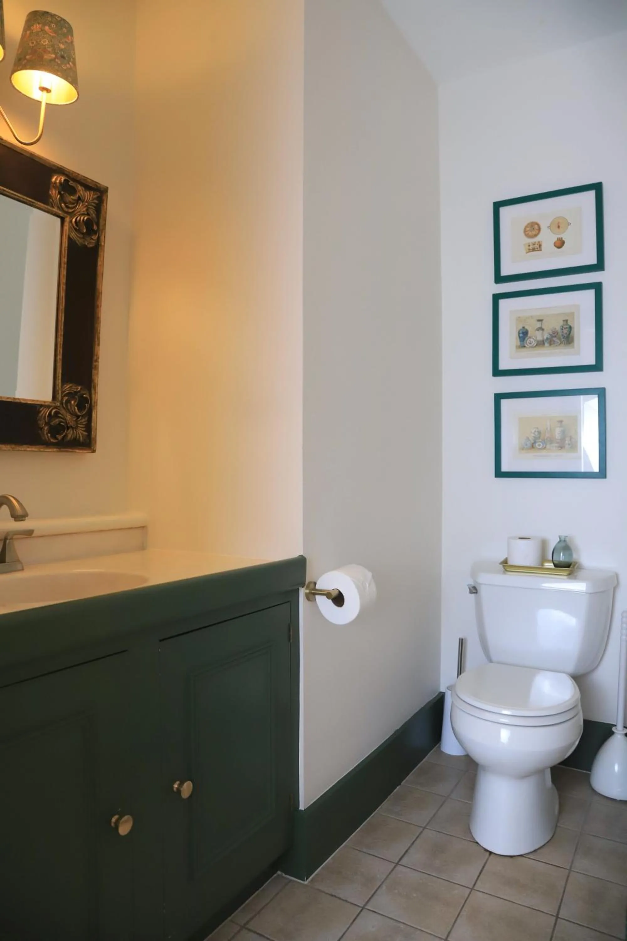 Toilet in Hartstone Inn