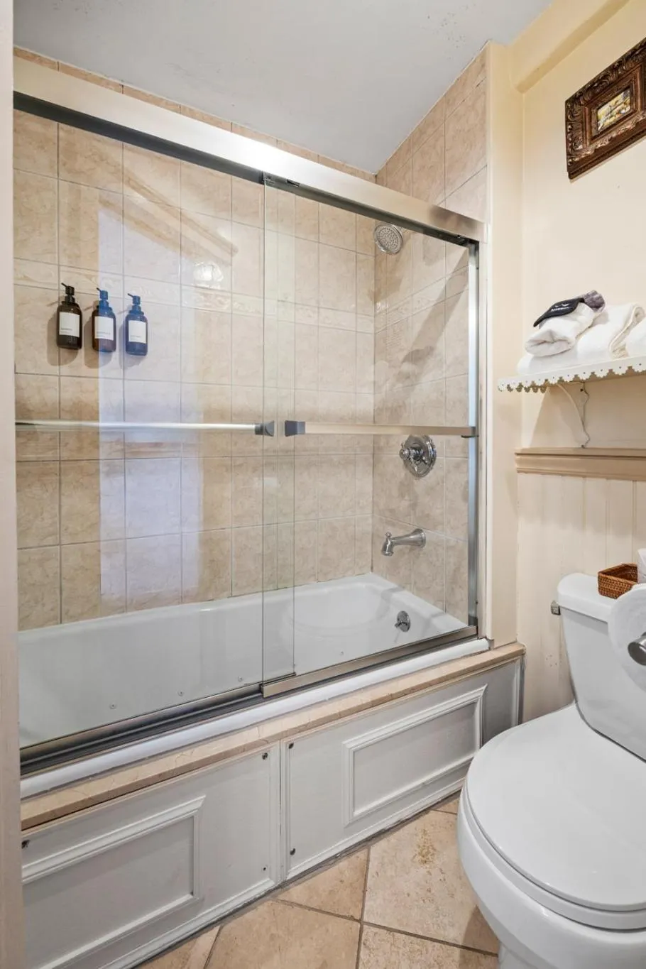 Shower in Hartstone Inn