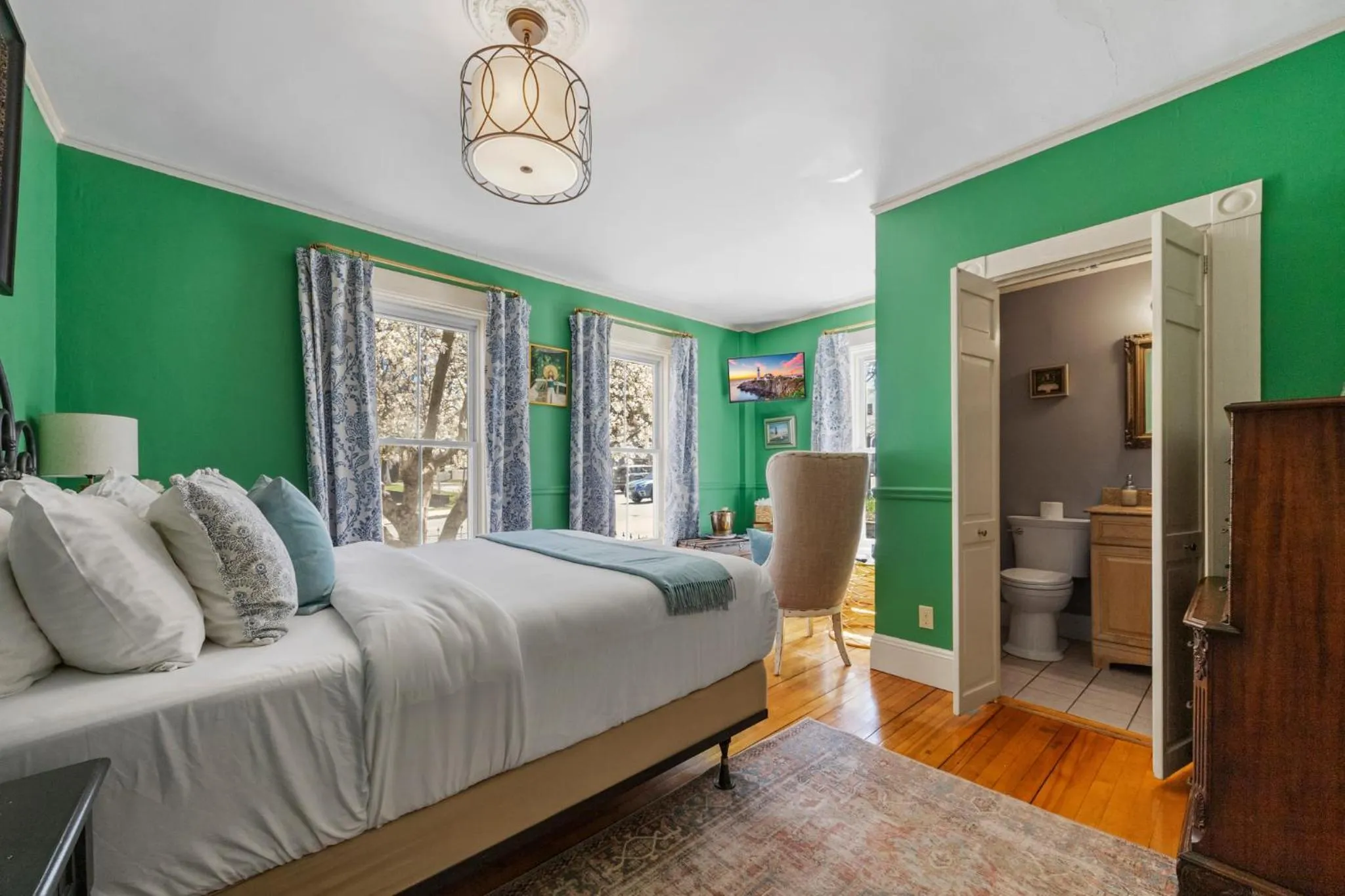 Bed in Hartstone Inn