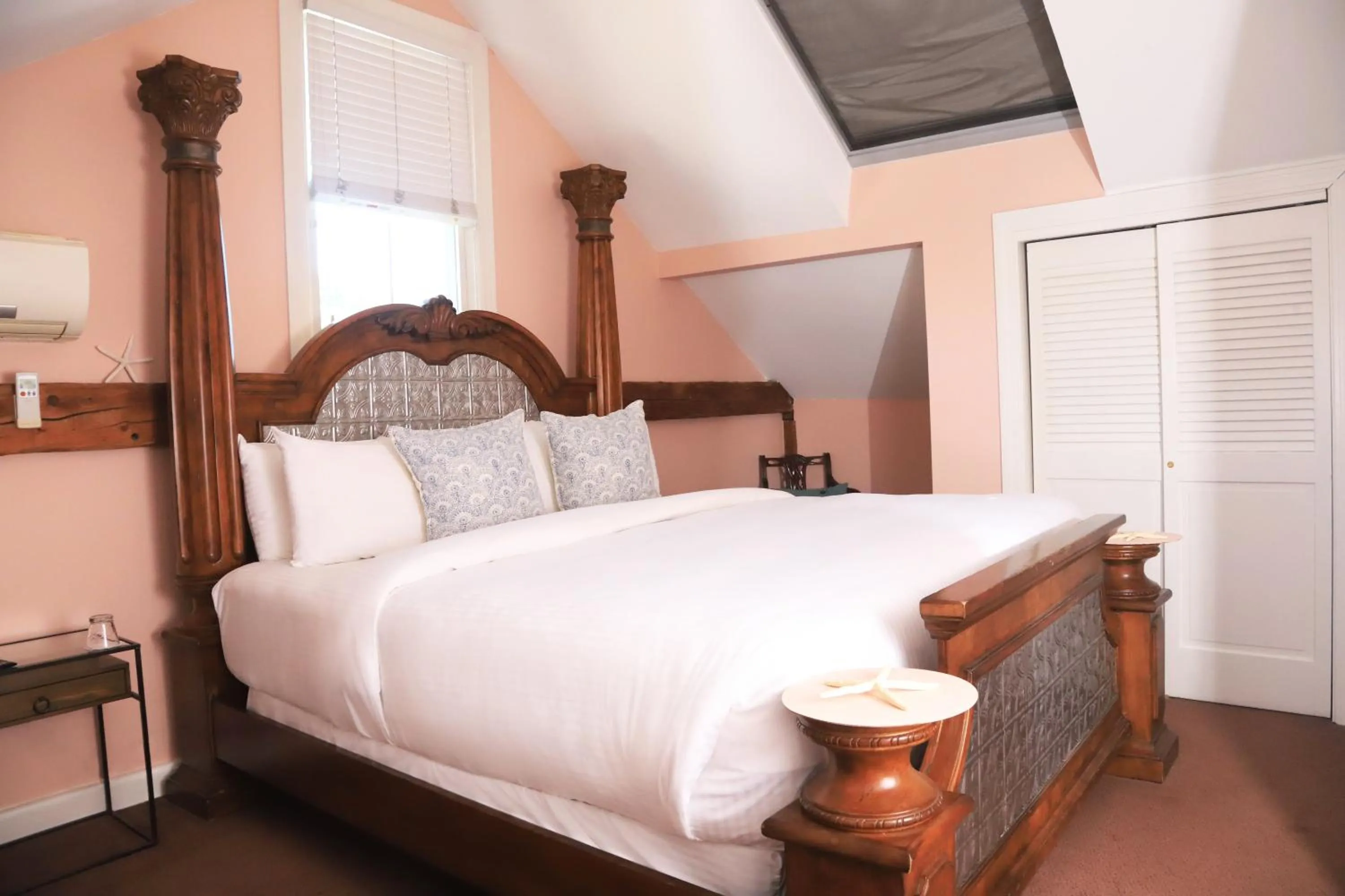 Bedroom, Bed in Hartstone Inn