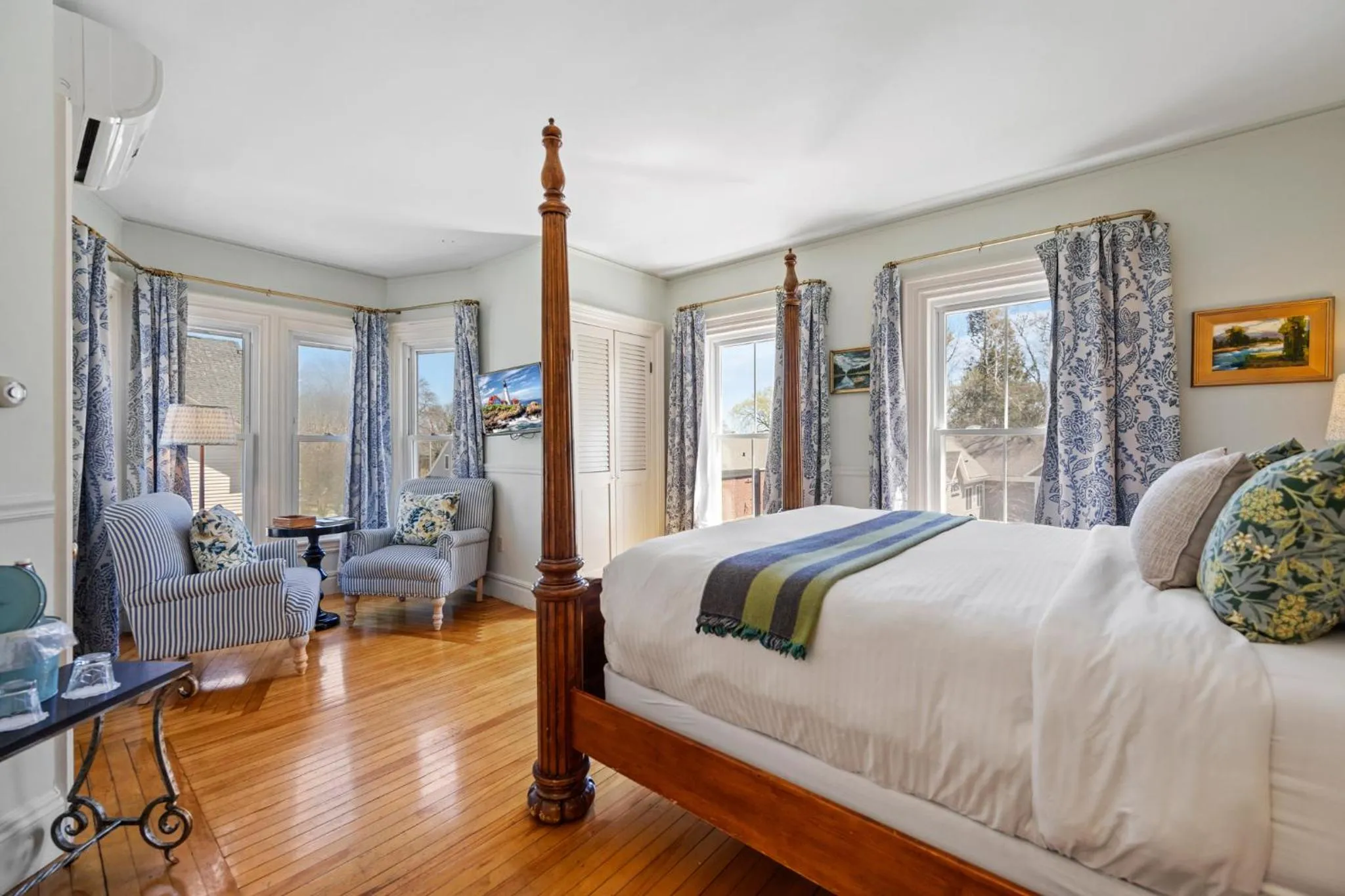 Bed in Hartstone Inn