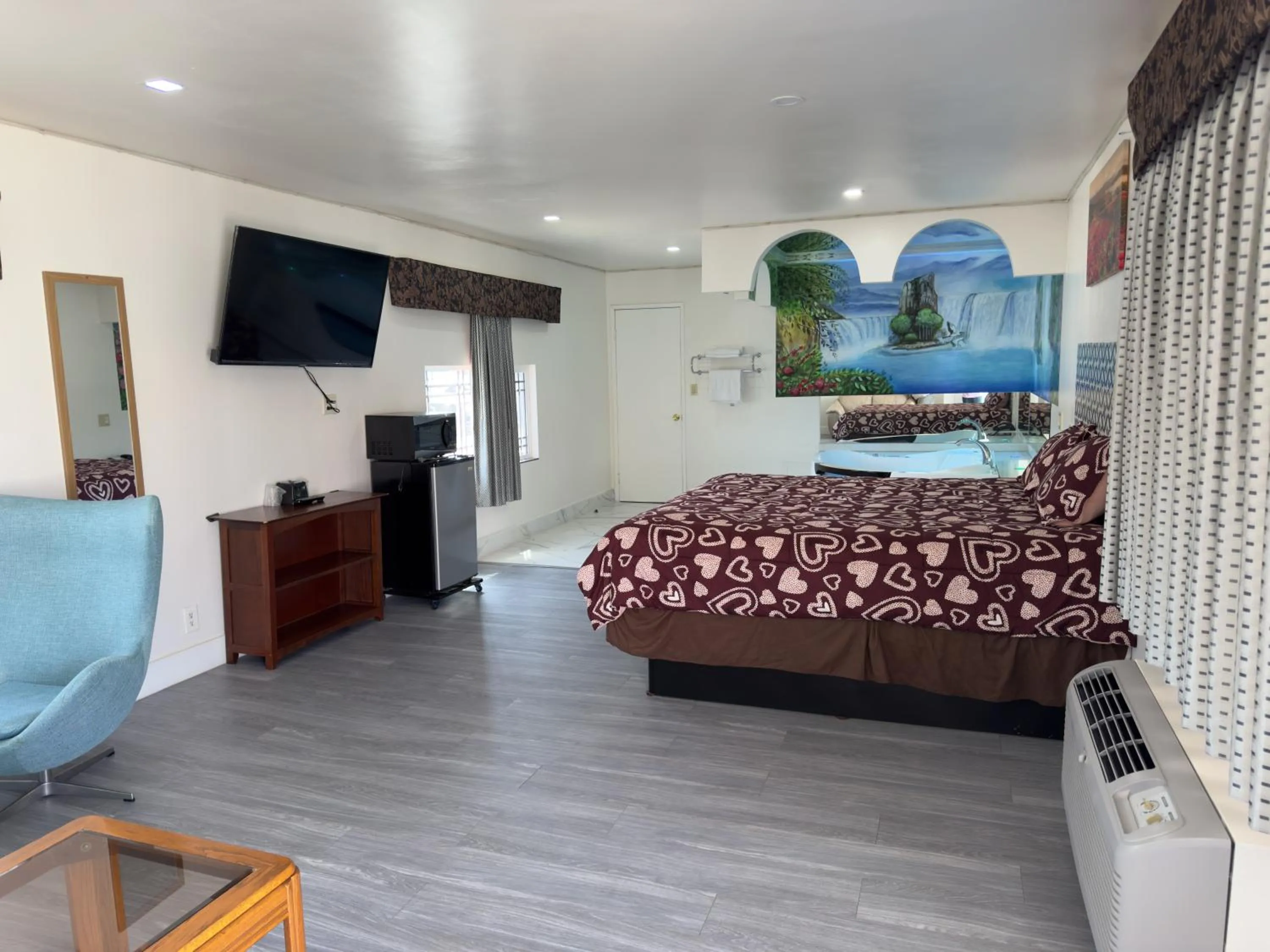 Hot Tub, Bed in Dream Inn