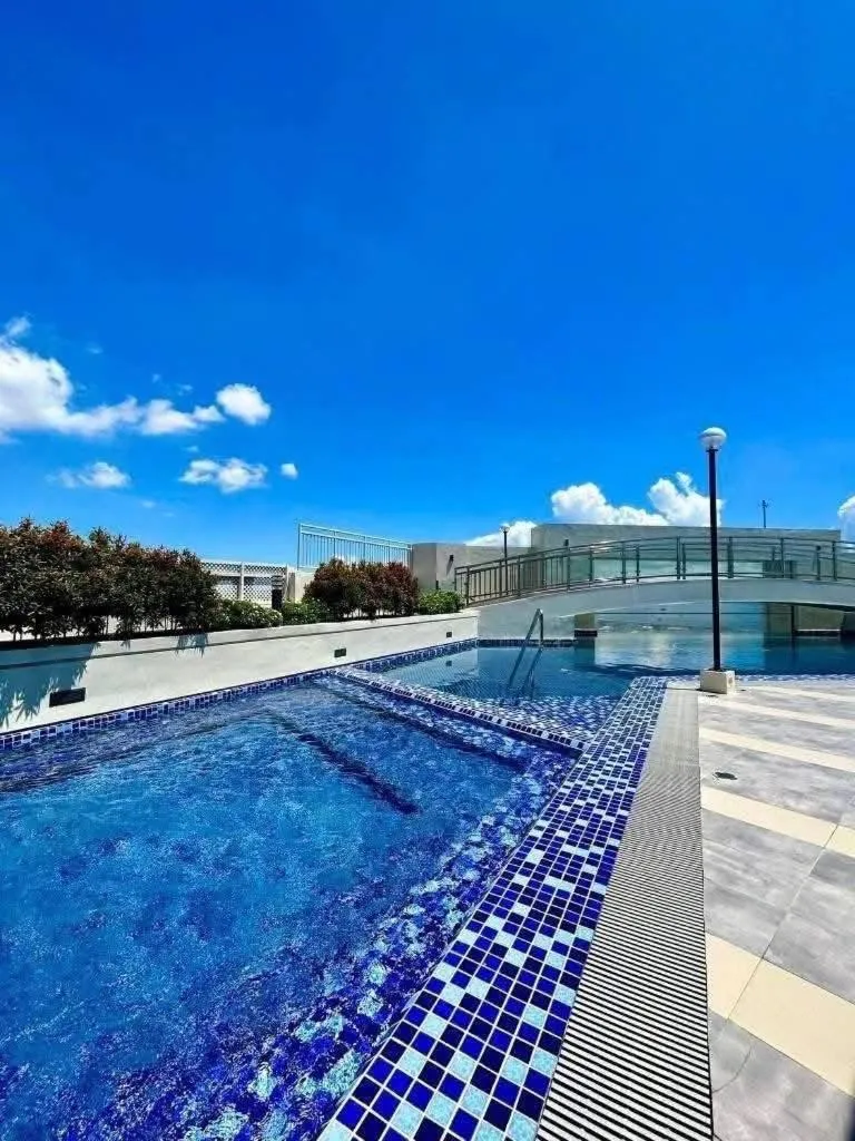Bachelor's Pad across Ateneo Uni with free fast wifi Netflix ready TV