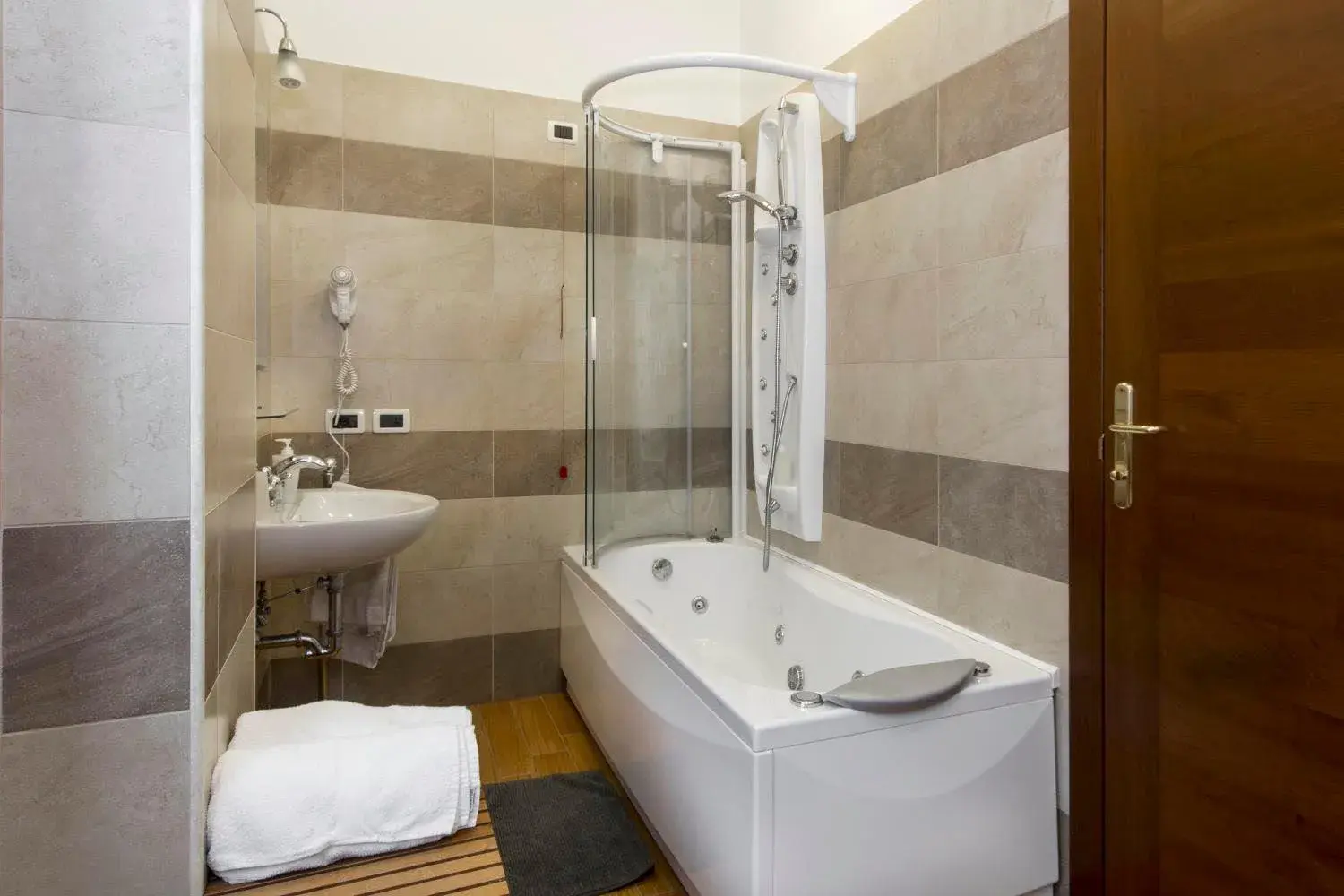 Queen Room with Spa Bath in Agriturismo Il Falco Queen Room with Spa Bath in Agriturismo Il Falco