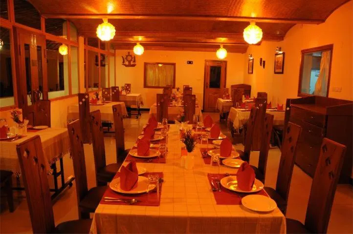 Restaurant/places to eat in New Carnival Hotel