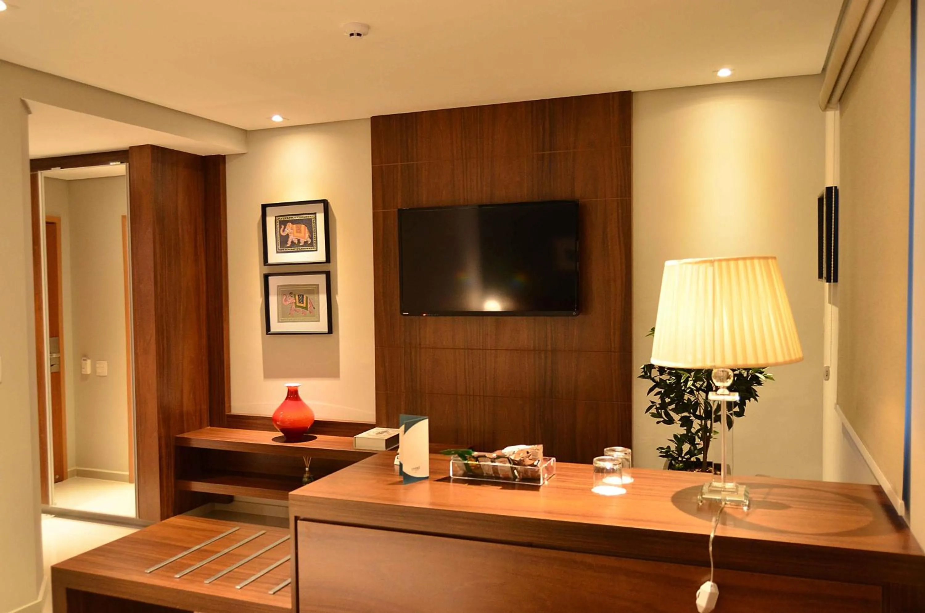 Communal lounge/ TV room in Hotel Matão By Mercure