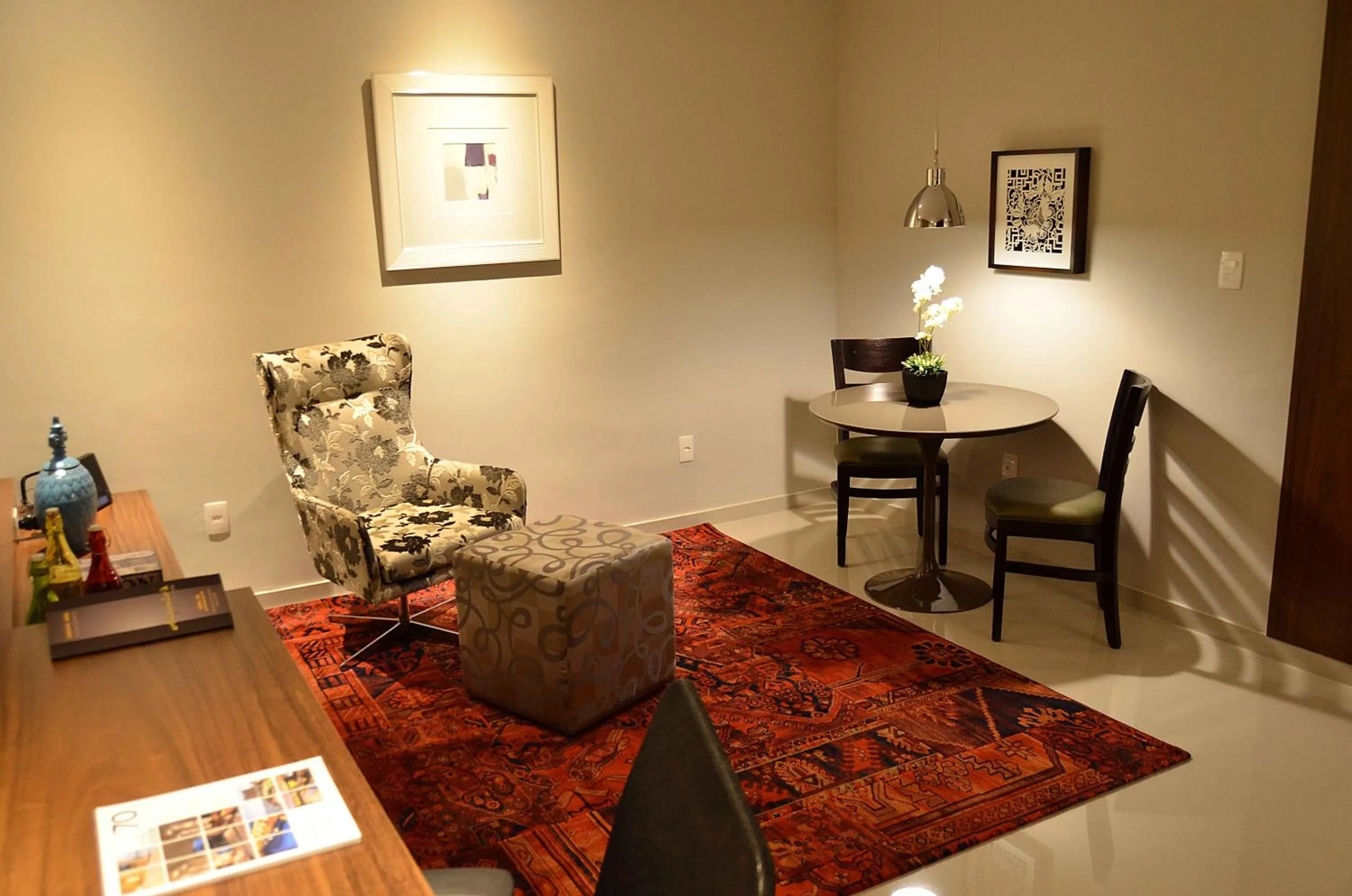 Seating area in Hotel Matão By Mercure