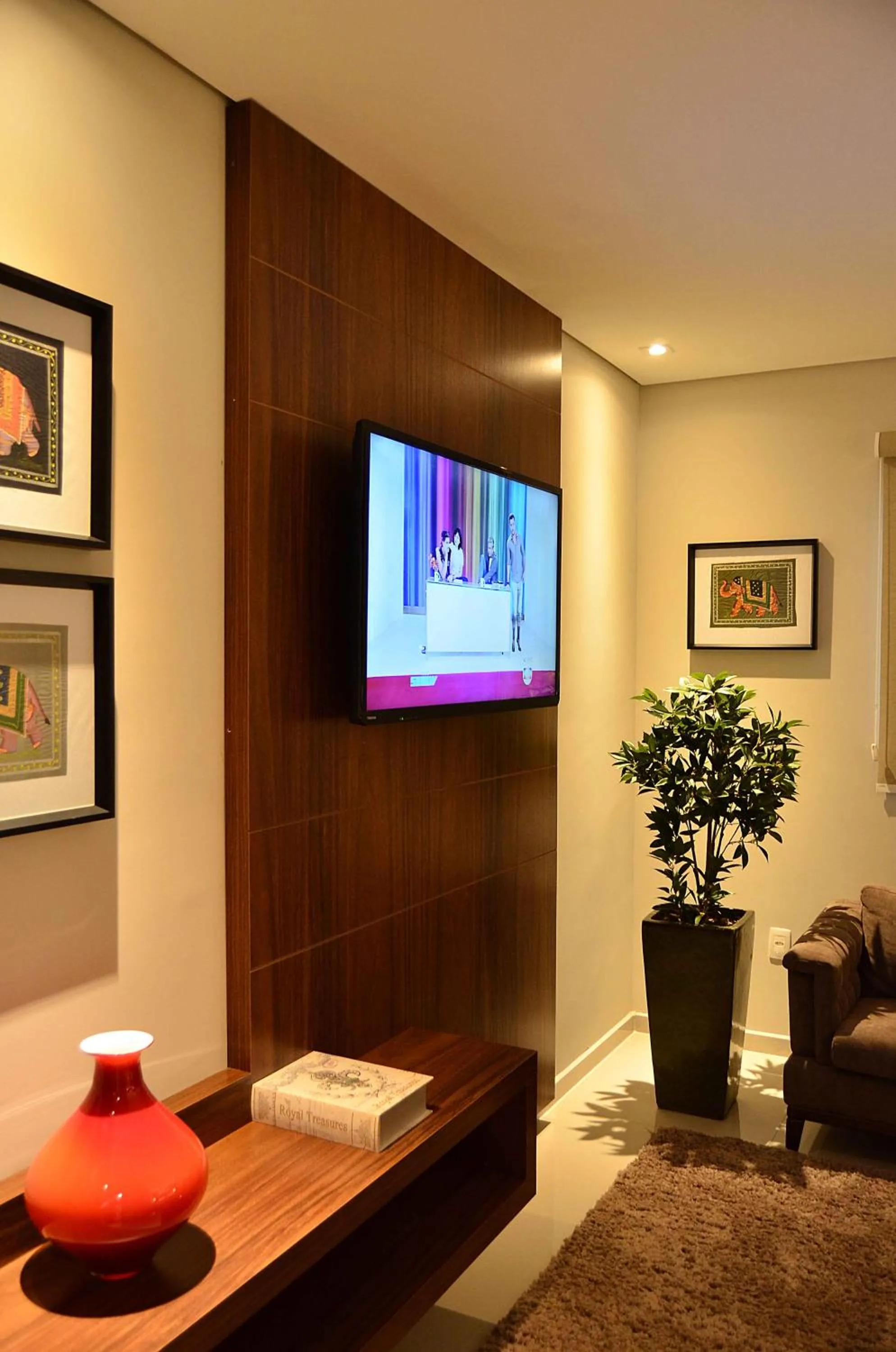 Communal lounge/ TV room in Hotel Matão By Mercure