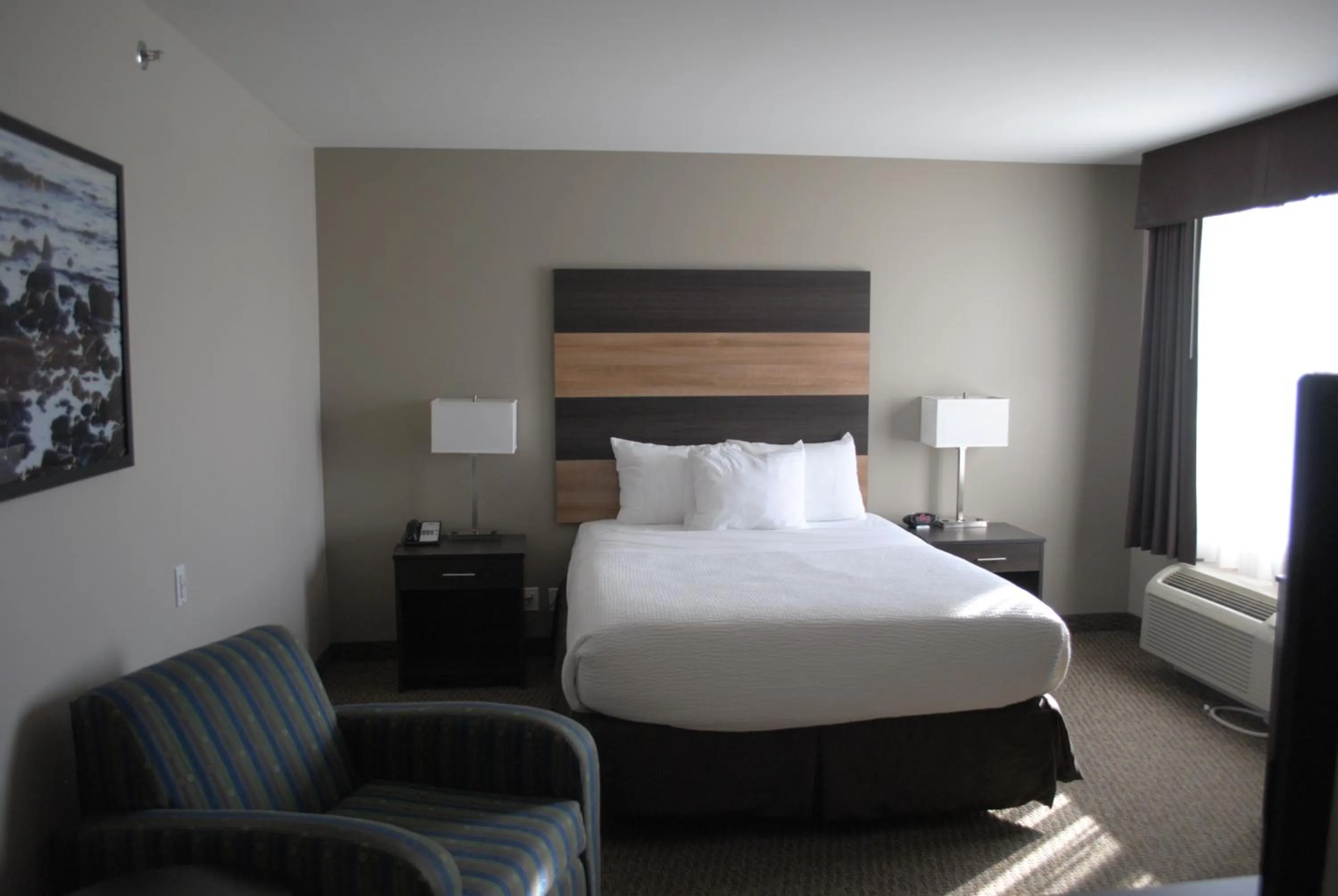 Bed in Days Inn & Suites by Wyndham Lindsay
