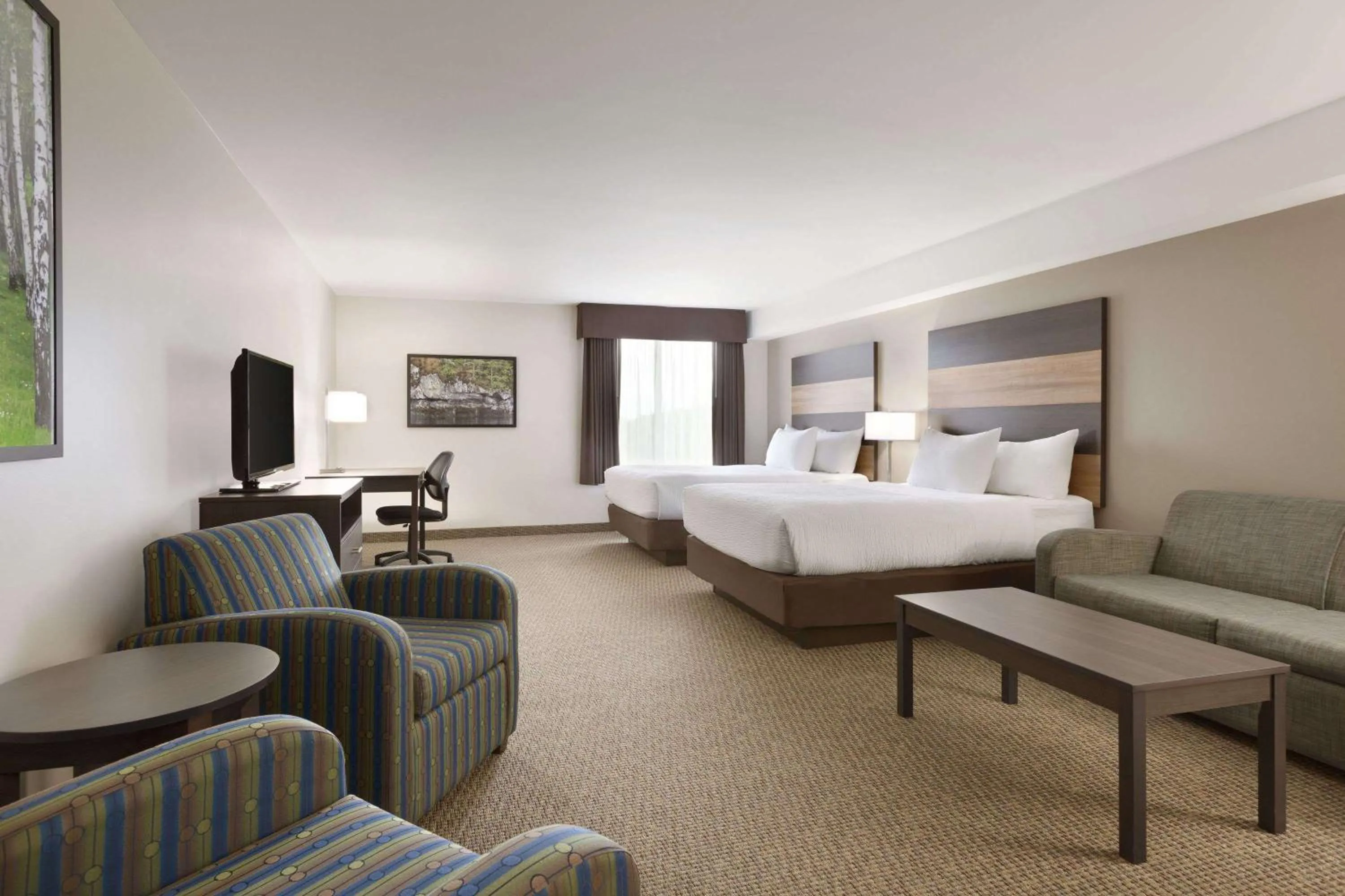 Photo of the whole room, Bed in Days Inn & Suites by Wyndham Lindsay