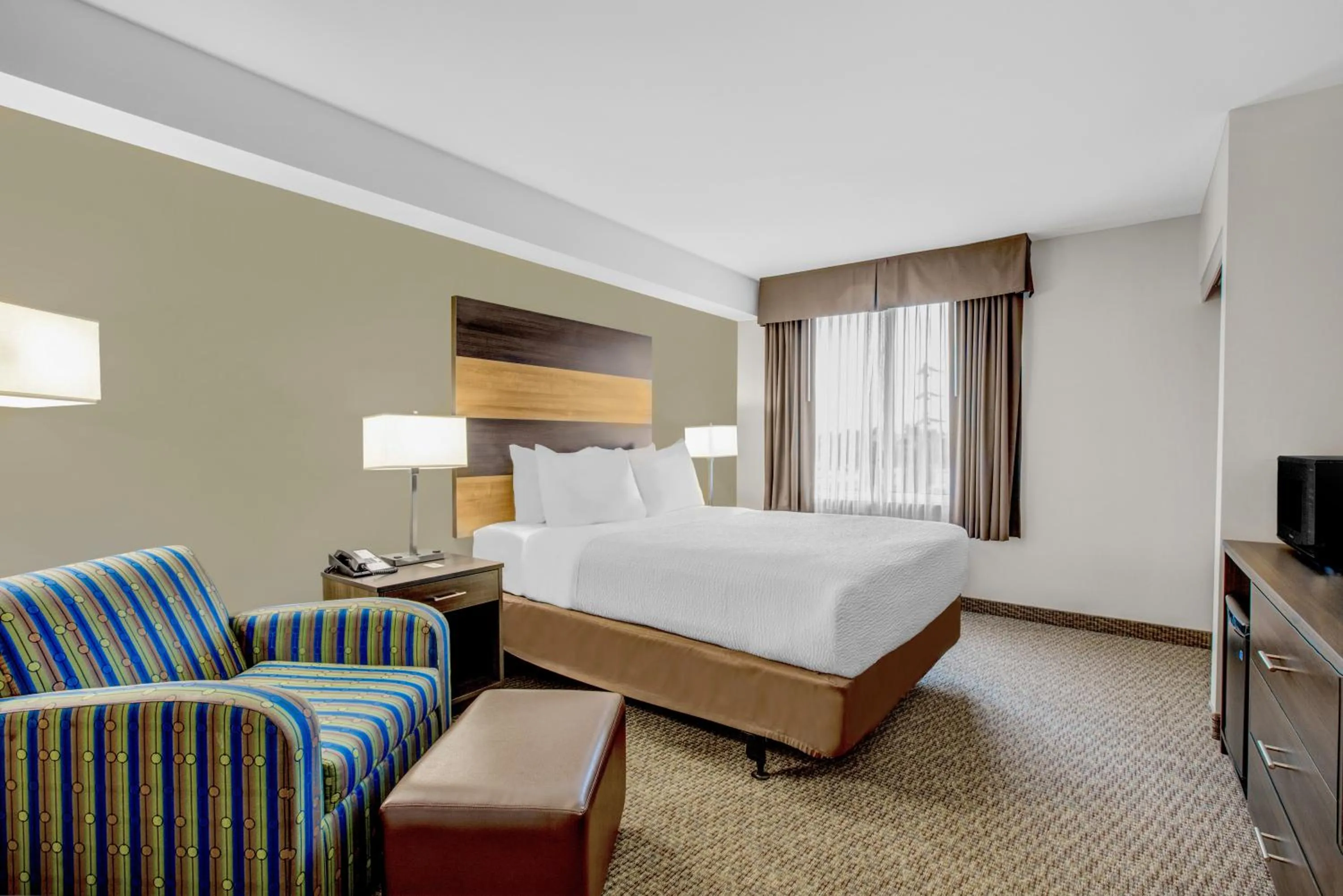 Bed in Days Inn & Suites by Wyndham Lindsay